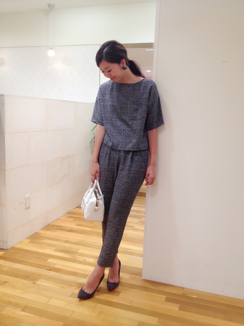 「ツィード、オケージョン、きれいめカジュアル、パンプス、パンツスタイル、セットアップ、シンプル、ootd、rich、トップス」｜「BLEUETのアイテム（ショルダーバッグ、ホワイト系）」を使った、manaさん（レディース・168cm）の秋コーディネートの1枚目の写真