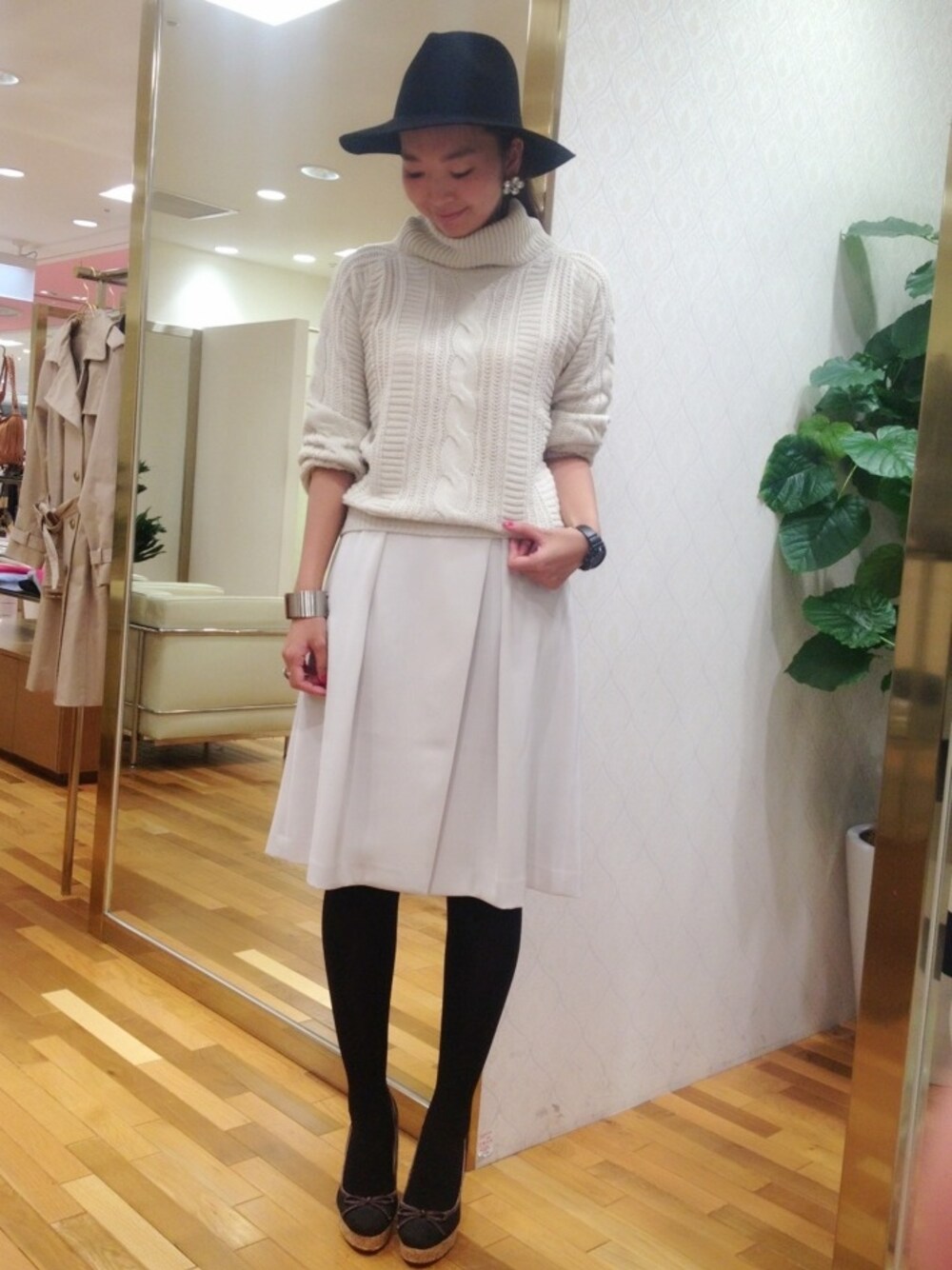 「ニット、ざっくりニット、スカート、ハット、hat、バングル、ootd、シンプル、ホワイト、大人カジュアル」｜「rich-のアイテム（ニット/セーター、ホワイト系）」を使った、manaさん（レディース・168cm）の秋コーディネートの1枚目の写真