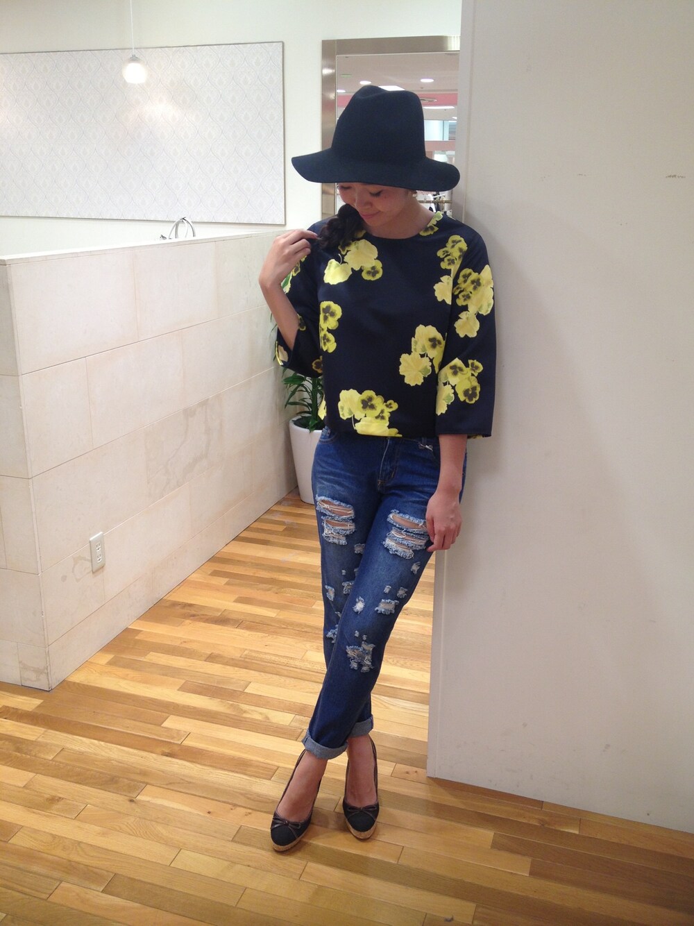 「ブラウス、花柄、デニム、クラッシュデニム、ボーイズデニム、ハット、hat、パンプス、カジュアル、ootd」｜「rich-のアイテム（シャツ/ブラウス、ブラック系）」を使った、manaさん（レディース・168cm）の秋コーディネートの1枚目の写真