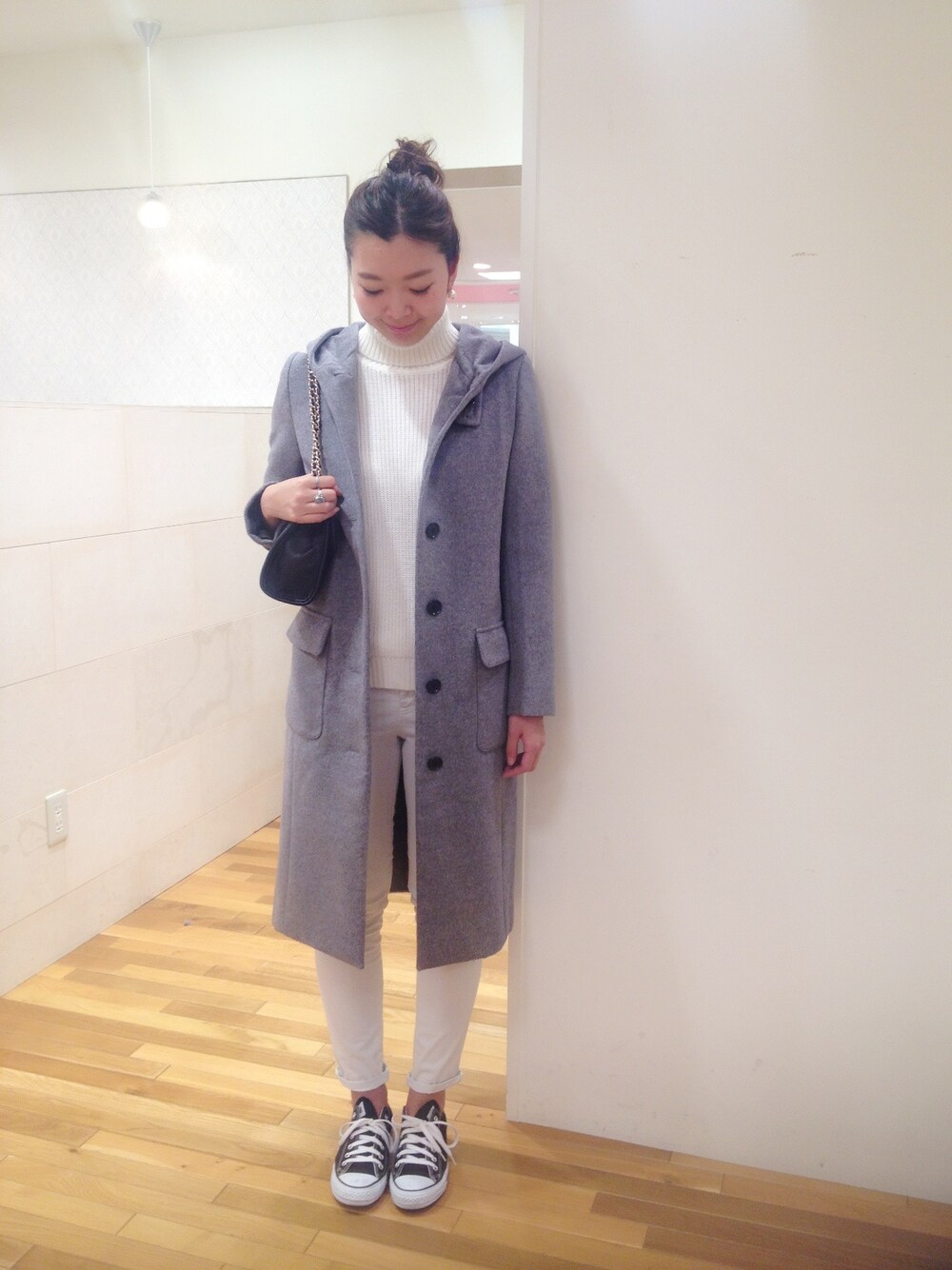 「コート、アウター、バッグ、スニーカー、デニム、ニットベスト、チェーンバッグ、ootd、カジュアル、シンプル」｜「rich-のメルトンフードコート（その他アウター、グレー系）」を使った、manaさん（レディース・168cm）の秋コーディネートの1枚目の写真