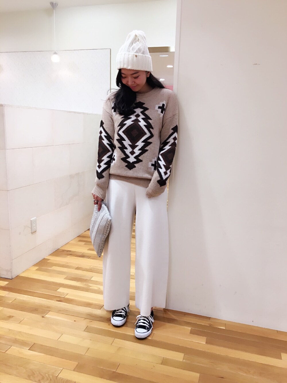 「ニット、ニットパンツ、ニット帽、ニットクラッチ、ネイティブ柄、ざっくりニット、スニーカー、ラフ、カジュアル、ootd」｜「rich-のケーブルサマーワッチ（ニットキャップ/ビーニー、ホワイト系）」を使った、manaさん（レディース・168cm）の秋コーディネートの1枚目の写真
