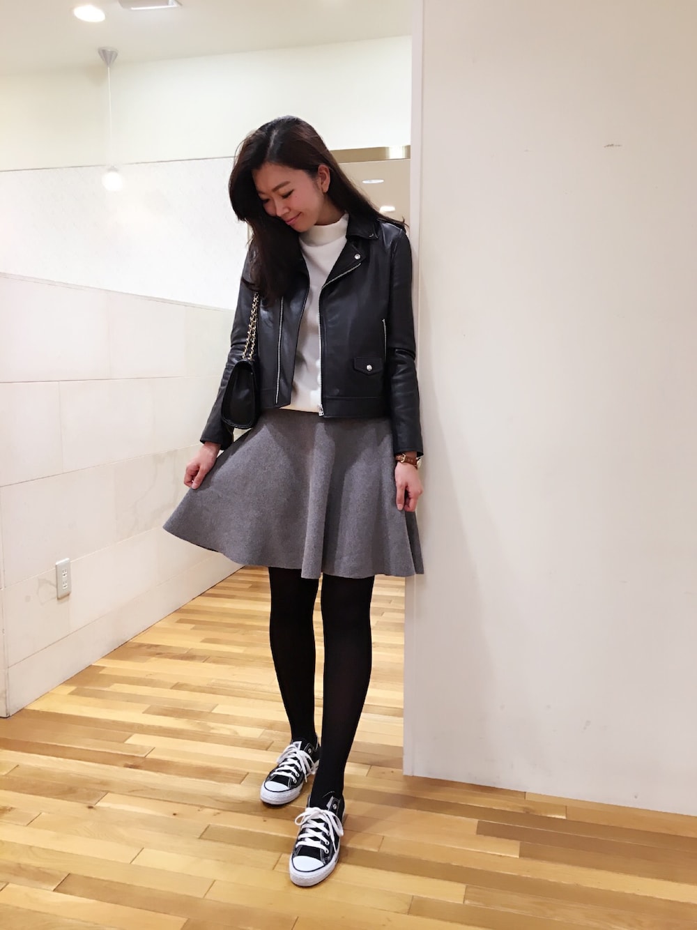 「ライダース、ニット、スカートスタイル、スニーカーコーデ、フレアスカート、カジュアル、ootd、オトナカジュアル、ハイネックニット、シンプルコーデ」｜「rich-のアイテム（ジャケット/アウター、ブラック系）」を使った、manaさん（レディース・168cm）の秋コーディネートの1枚目の写真