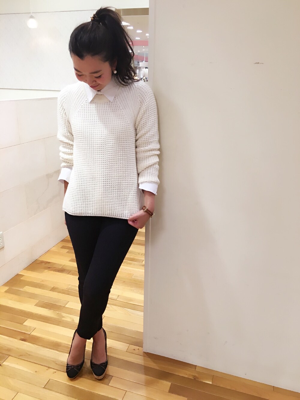 「ラフコーデ、ニット、シャツスタイル、パンツスタイル、ストライプパンツ、カジュアル、カジュアルコーデ、ootd、シンプルコーデ、オトナカジュアル」｜「rich-の2WAY パールピアス（ピアス（両耳用）、ホワイト系）」を使った、manaさん（レディース・168cm）の秋コーディネートの1枚目の写真