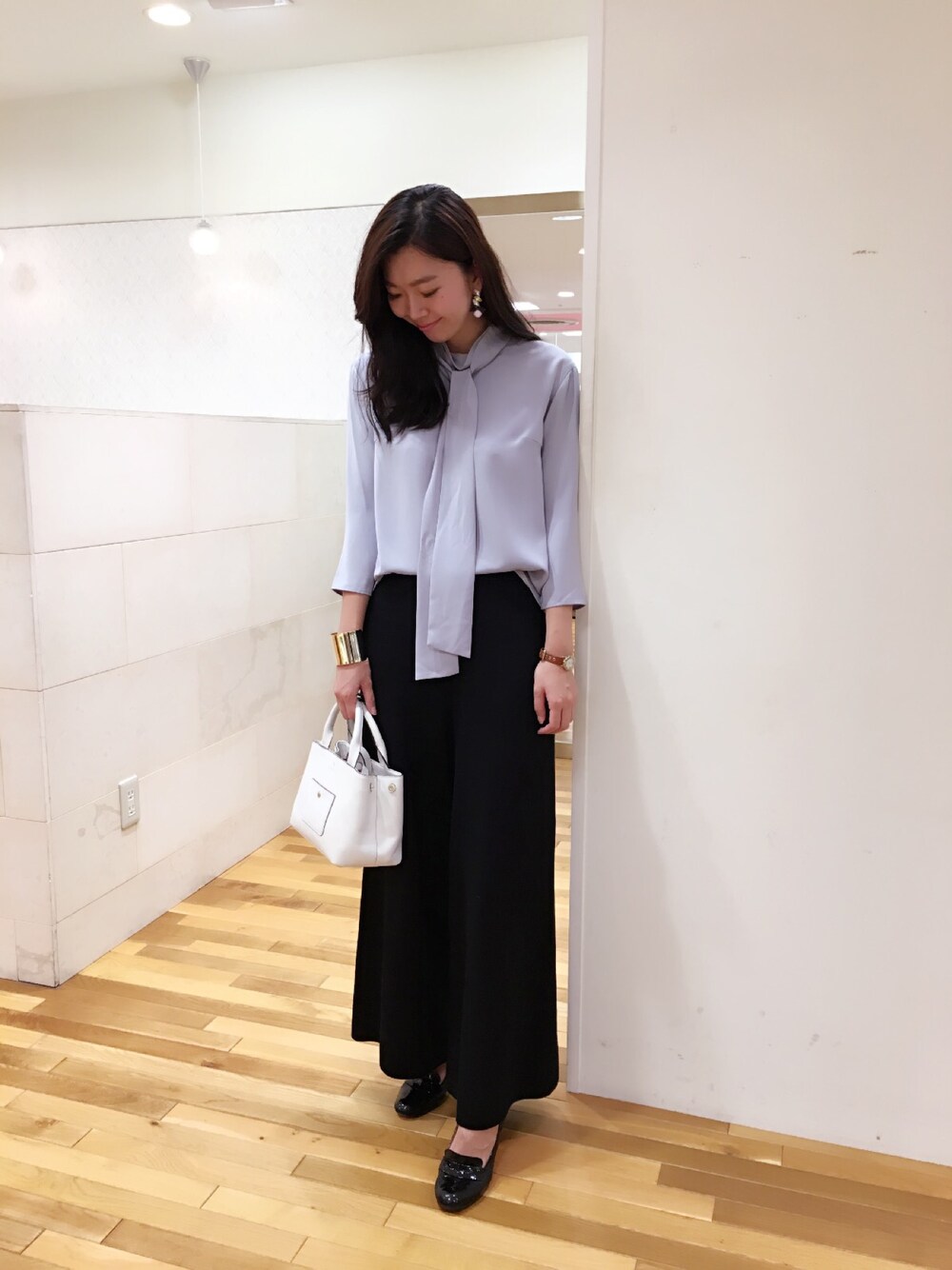 「ボウタイブラウス、ワイドパンツ、パンツスタイル、バングル、大人コーデ、シンプル、ブラウス、きれいめスタイル」｜「rich-のボータイブラウス（シャツ/ブラウス、グレー系）」を使った、manaさん（レディース・168cm）の秋コーディネートの1枚目の写真