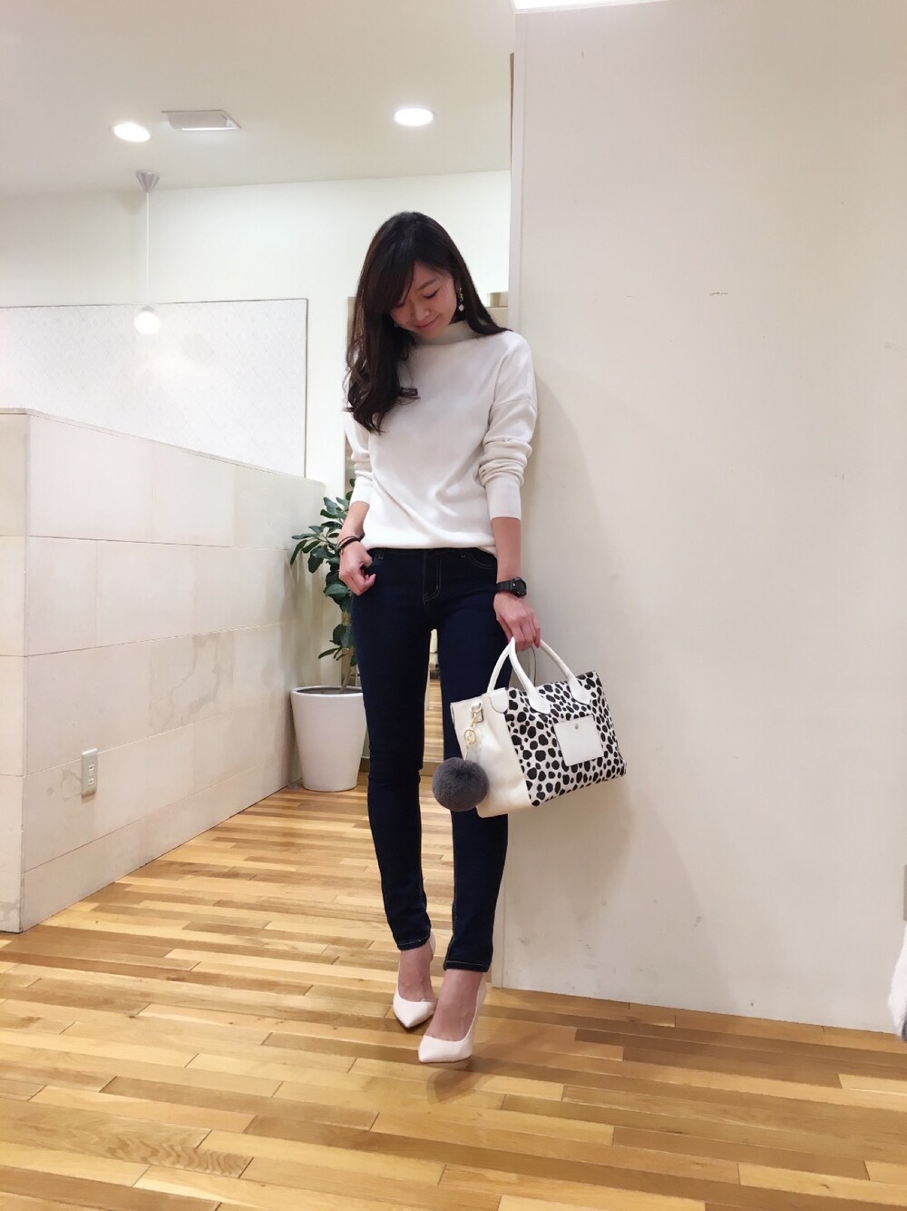 「ニット、ハイネックニット、ハイネック、デニム、スキニーデニム、デニム×ヒール、パンプス、バッグ、大人カジュアル」｜「rich-の総針ハイネックプルオーバーニット（ニット/セーター、ホワイト系）」を使った、manaさん（レディース・168cm）の冬コーディネートの1枚目の写真