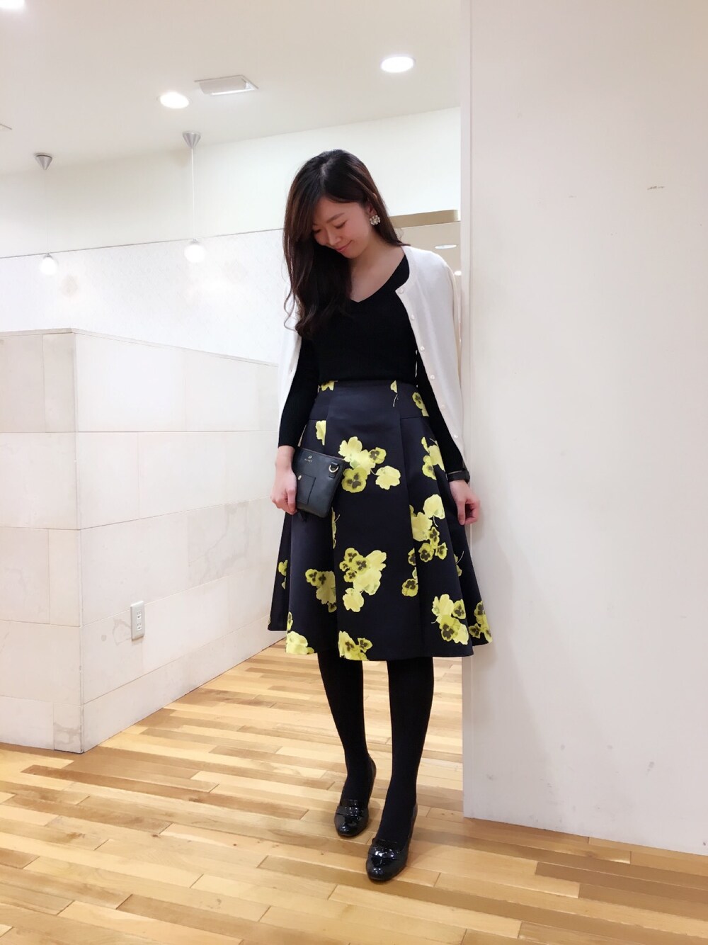 「スカートスタイル、ニット、きれいめコーディネート、柄スカート、フレアスカート、パンプス、ショルダーバッグ」｜「rich-の12G×2Vネックニットトップス（ニット/セーター、ブラック系）」を使った、manaさん（レディース・168cm）の冬コーディネートの1枚目の写真