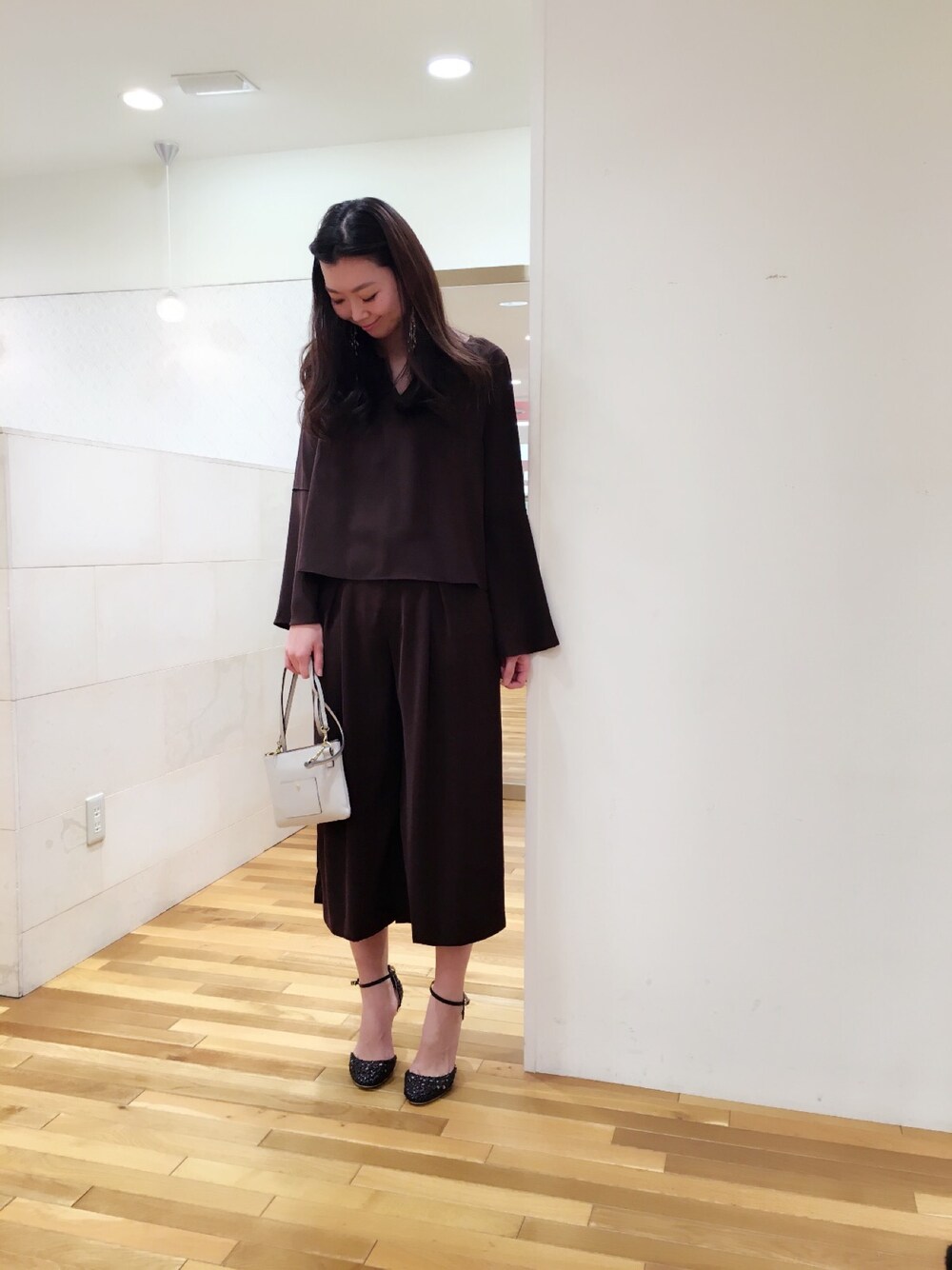 「ガウチョパンツ、ブラウス、ブラウンコーデ、バッグ、クラッチバッグ、パンプス、サンダル」｜「rich-のアイテム（トップス、ブラウン系）」を使った、manaさん（レディース・168cm）の冬コーディネートの1枚目の写真