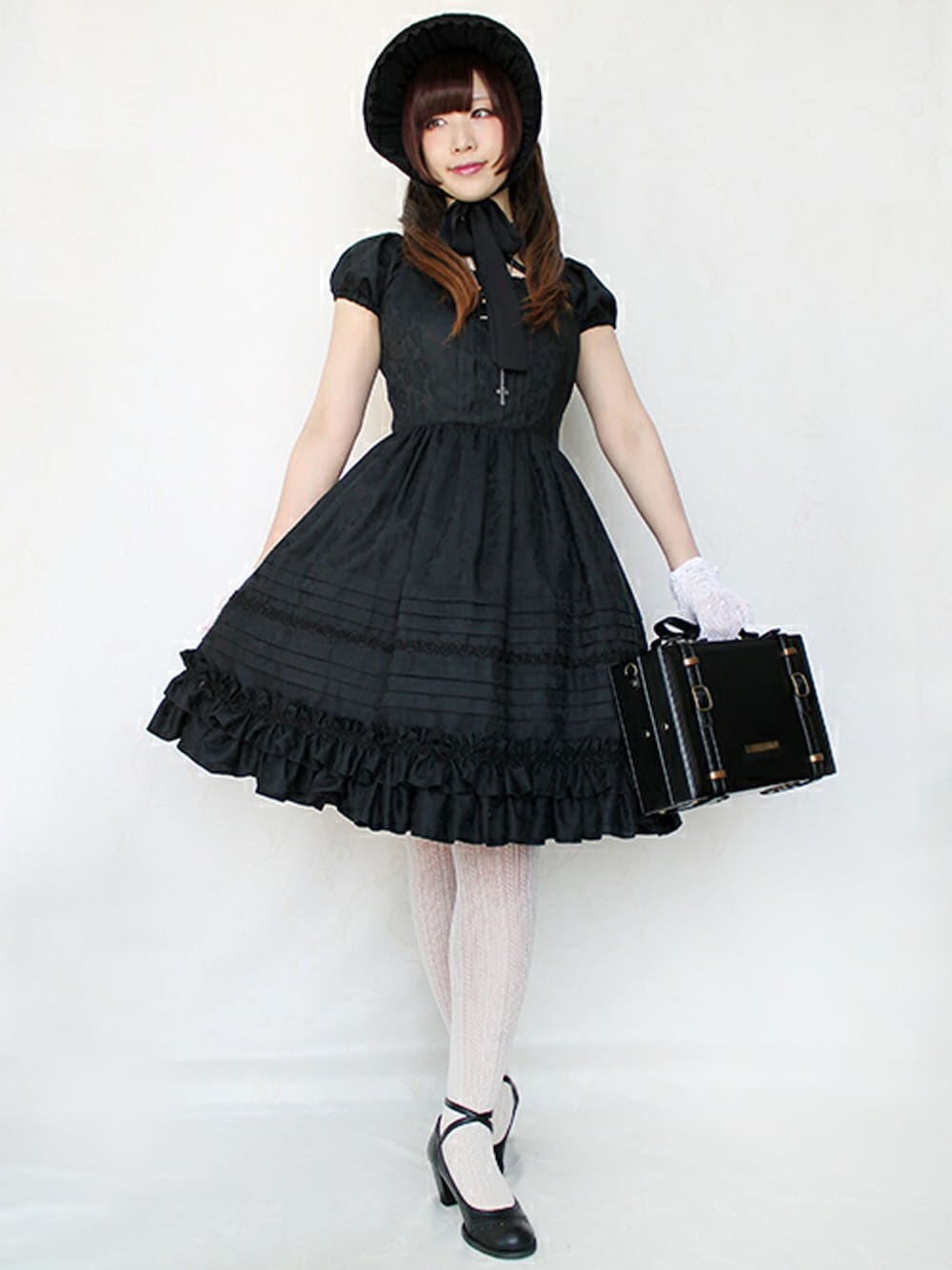 「ワンピース、フリル、ゴシック、outfit、パフスリーブ、 ロリータ」｜「Victorian maidenのアミーローズボンネット（その他ヘアアクセサリー、ブラック系）」を使った、NIMUさん（レディース・156cm）の夏コーディネートの1枚目の写真