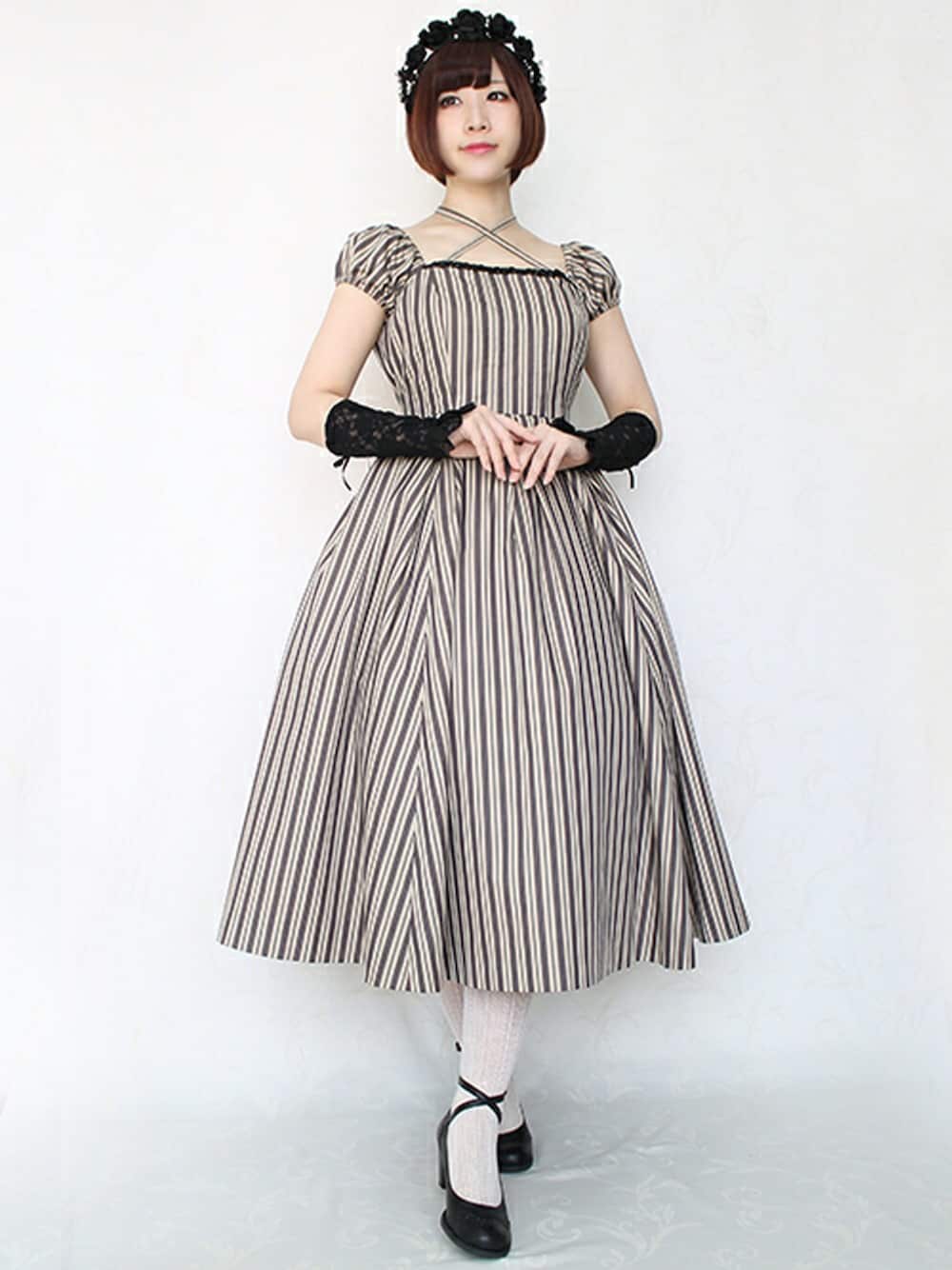 「ワンピース、 レース、 ストライプ、 ロング、 パフスリーブ、 コサージュ、 花冠」｜「Victorian maidenのレジメンタル バッスルロングワンピース（ドレス、ベージュ系）」を使った、NIMUさん（レディース・156cm）の夏コーディネートの1枚目の写真