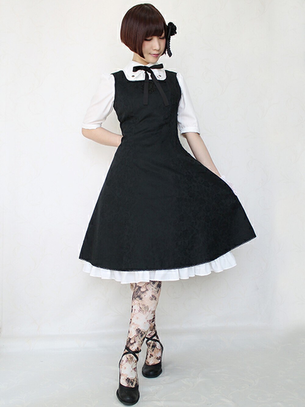「秋のコーデ、ブラックコーデ、ワンピース、ロリータ」｜「Victorian maidenのアミーローズブラウスワンピース（シャツワンピース、ホワイト系）」を使った、NIMUさん（レディース・156cm）の秋コーディネートの1枚目の写真