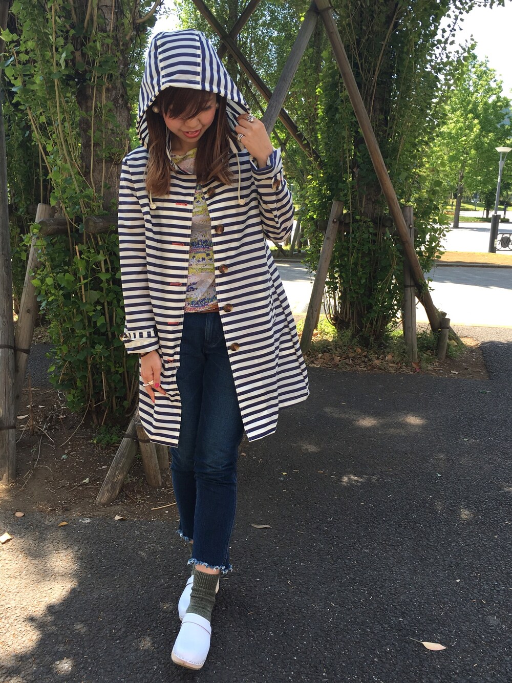 「レインコート、ボーダー、デニム、LIBERTY、サボ」｜「BEAMS LIGHTS Women'sのBEAMS LIGHTS / ボーダーレインコート（その他アウター、ブルー系）」を使った、TOMA22さん（レディース・164cm）の春コーディネートの1枚目の写真