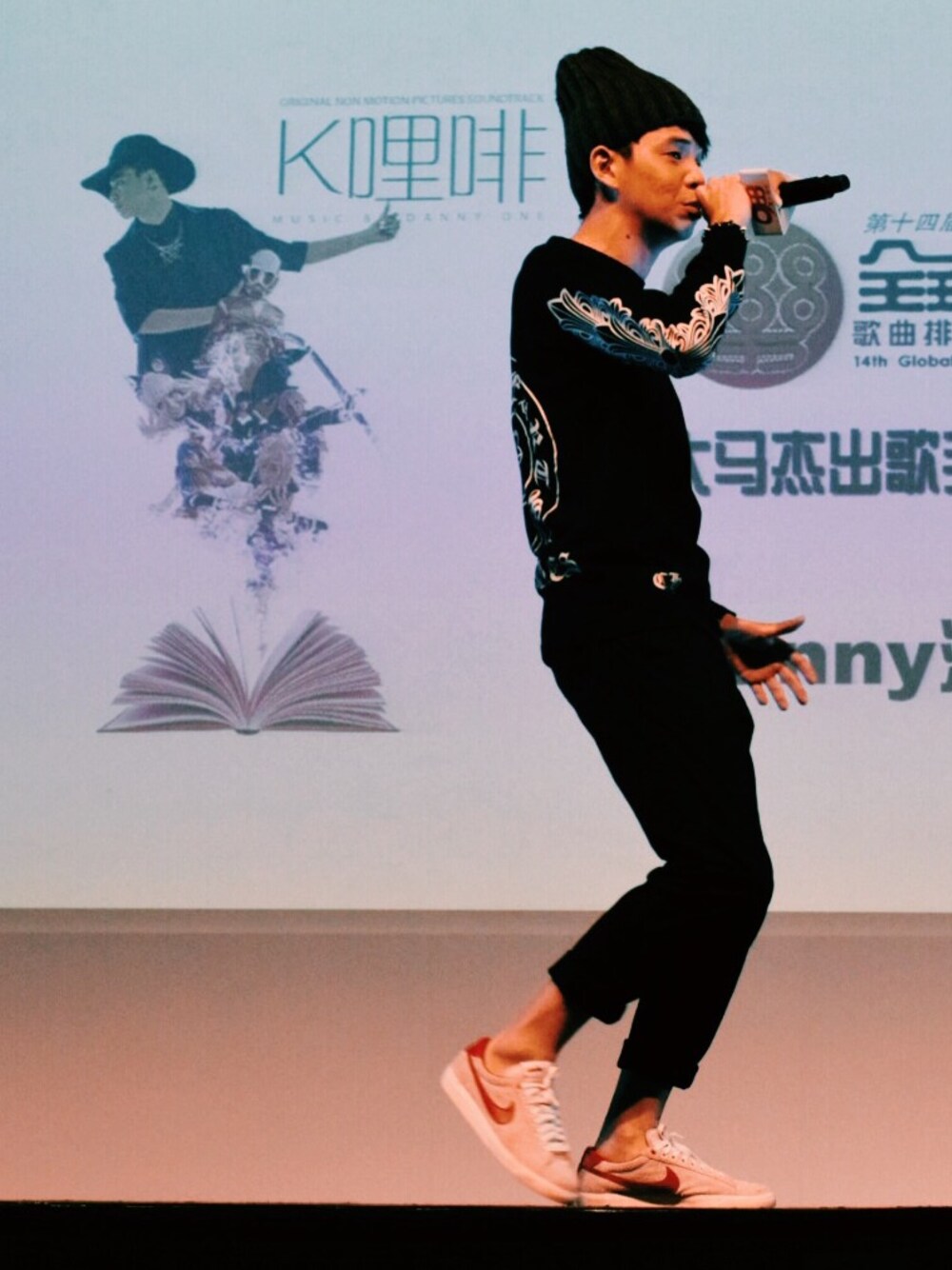 「Clot、NIKE、Chrome Hearts」｜「CHROME HEARTSのアイテム（その他トップス、ブラック系）」を使った、DannyOne 溫力銘さん（メンズ・173cm）の秋コーディネートの1枚目の写真