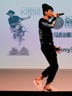 「CLOT（クロット）のアイテム（シューズ）」を使った、DannyOne 溫力銘さん（メンズ・173cm）の秋コーディネート