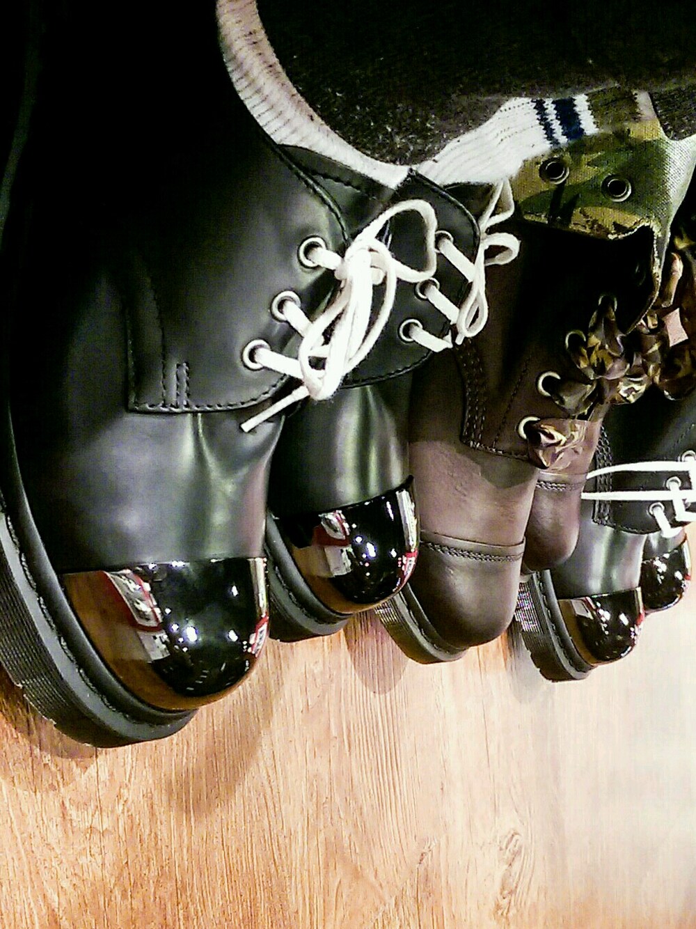 「DrMartens、dannyone」｜「Dr. Martensのアイテム（シューズ、ブラック系）」を使った、DannyOne 溫力銘さん（メンズ・173cm）の春コーディネートの1枚目の写真