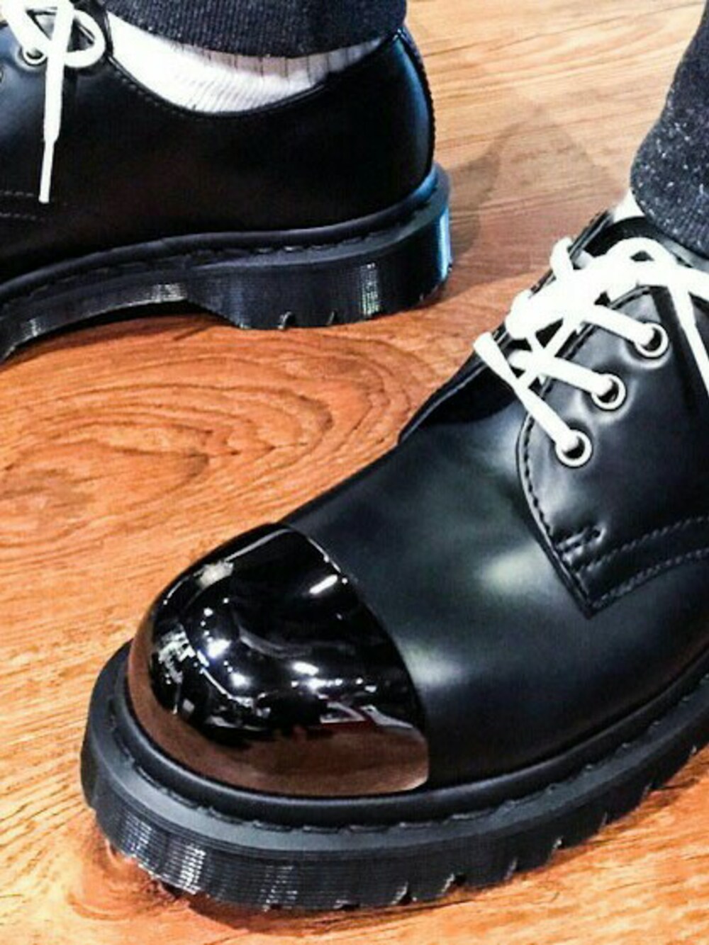 「DrMartens、dannyone、malaysia」｜「Dr. Martensのアイテム（シューズ、ブラック系）」を使った、DannyOne 溫力銘さん（メンズ・173cm）の春コーディネートの1枚目の写真