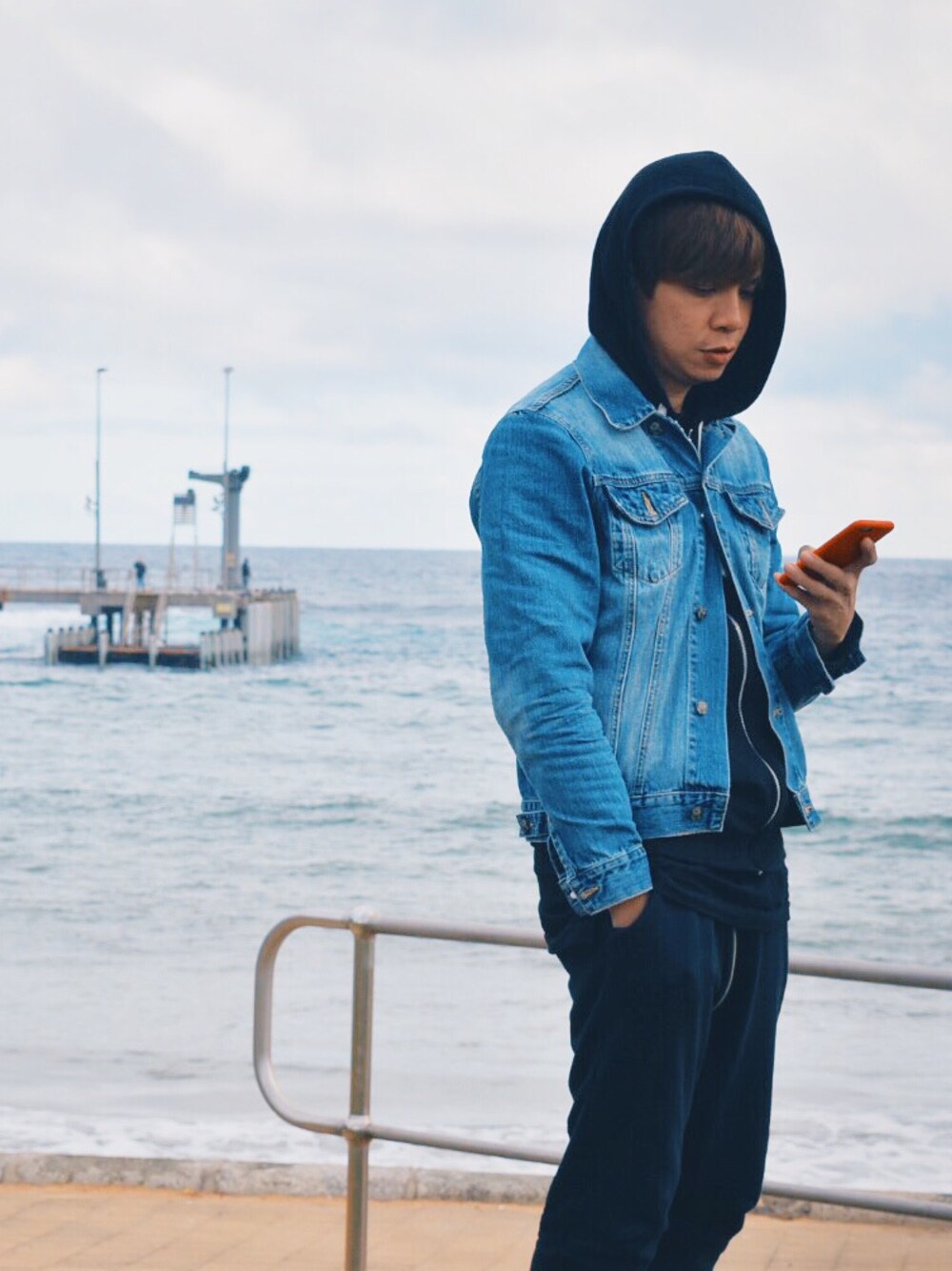 「dannyone、denim」｜「H&Mのアイテム（その他トップス、ブラック系）」を使った、DannyOne 溫力銘さん（メンズ・173cm）の夏コーディネートの1枚目の写真