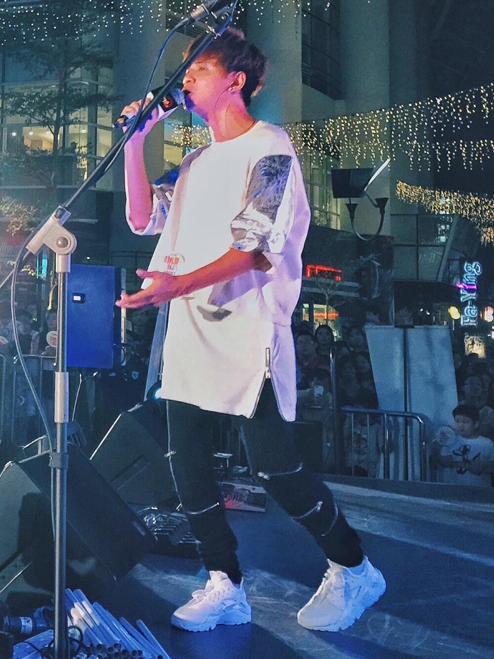 「dannyone、malaysia、huarache」｜「NIKEのアイテム（スニーカー、ホワイト系）」を使った、DannyOne 溫力銘さん（メンズ・173cm）の秋コーディネートの1枚目の写真