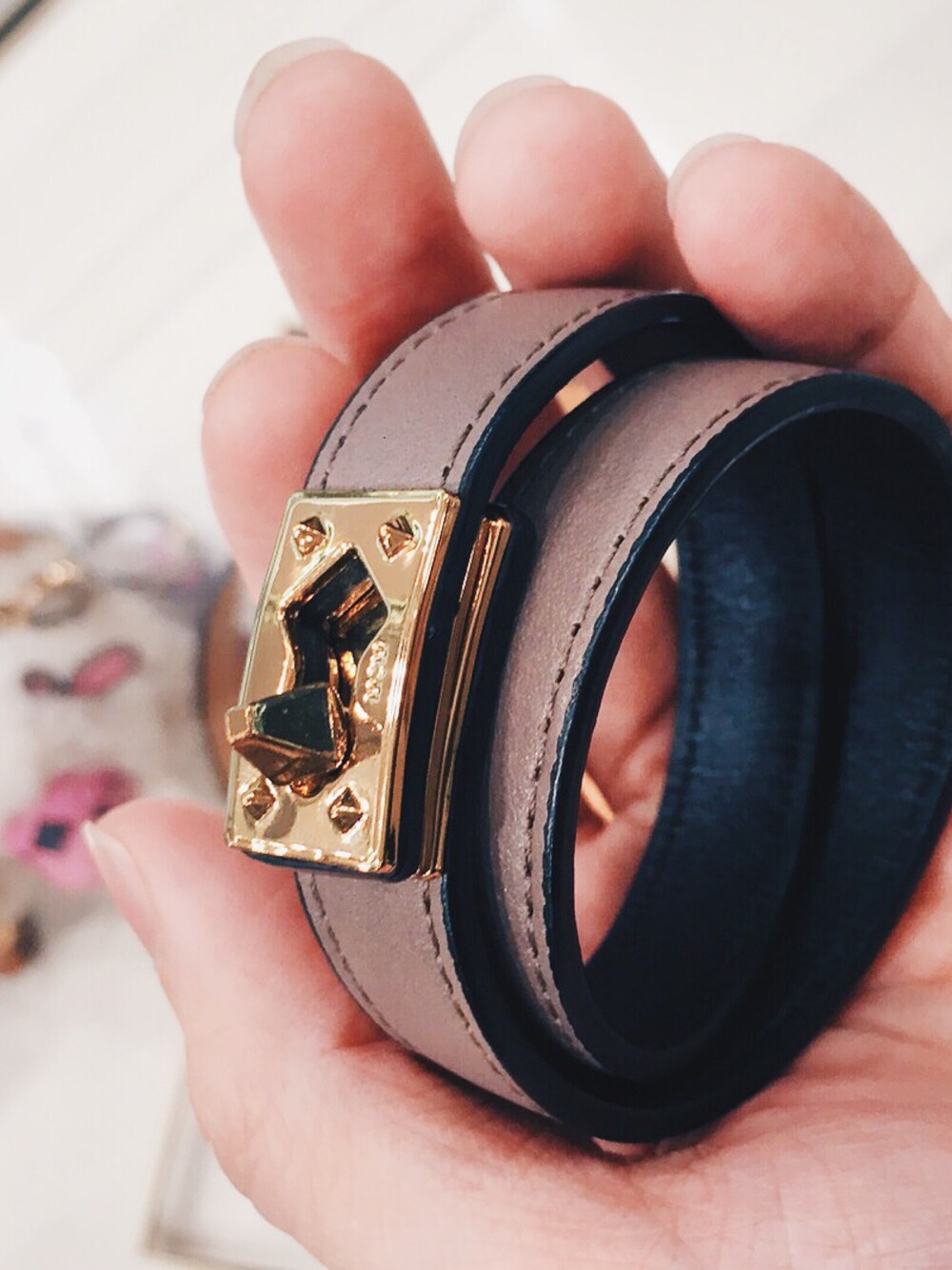 「MCM、bracelet」｜「MCMのアイテム（ブレスレット、ブラウン系）」を使った、DannyOne 溫力銘さん（メンズ・173cm）の秋コーディネートの1枚目の写真