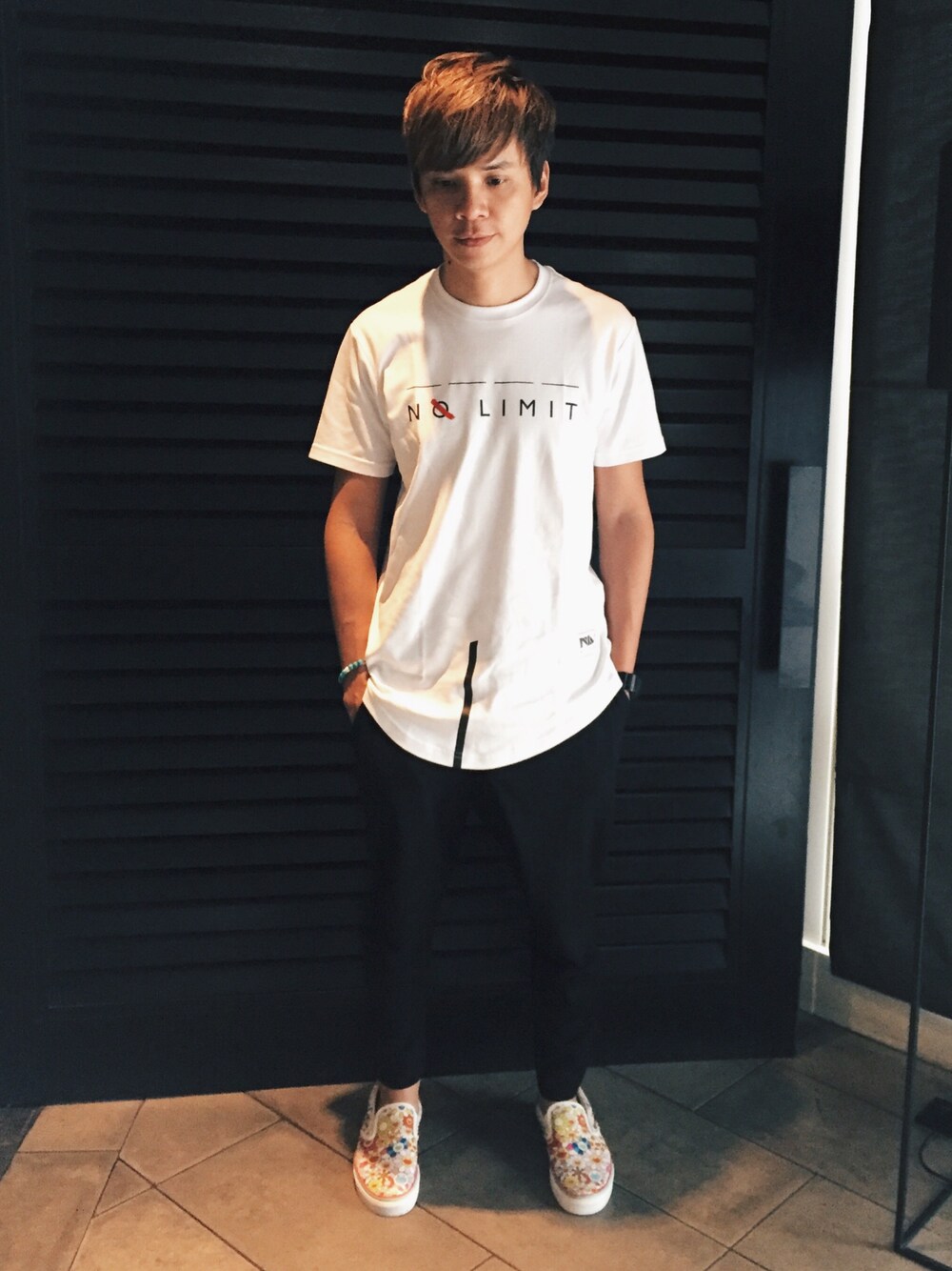 「murakami、VANS、dannyone、malaysia、local design」｜「NoLimitZoneのアイテム（Tシャツ/カットソー、ホワイト系）」を使った、DannyOne 溫力銘さん（メンズ・173cm）の秋コーディネートの1枚目の写真