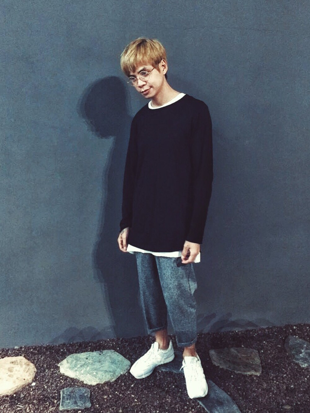 「dannyone」｜「NEW BALANCEのアイテム（スニーカー、ホワイト系）」を使った、DannyOne 溫力銘さん（メンズ・172cm）の冬コーディネートの1枚目の写真
