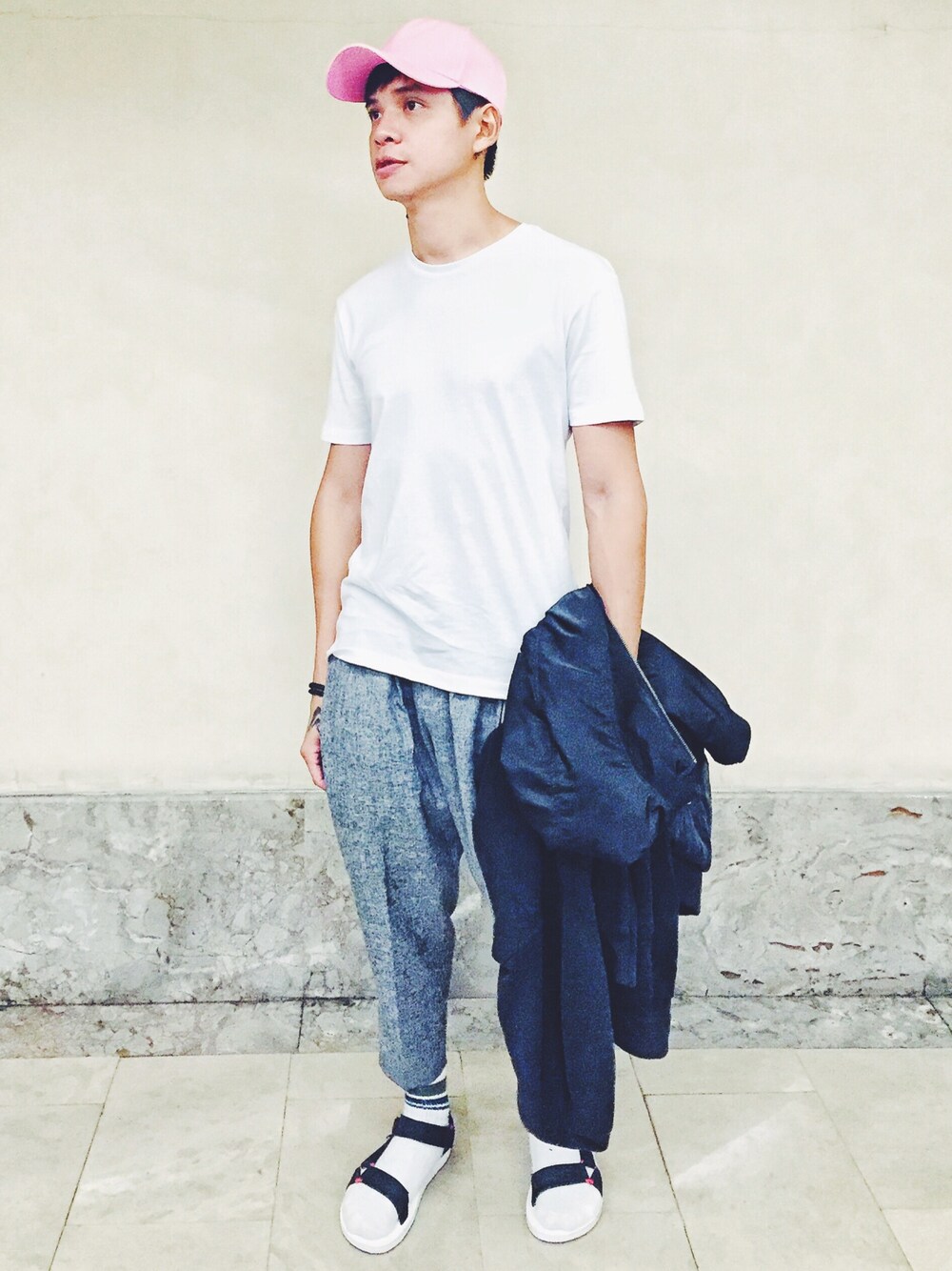 「dannyone、casual」｜「ZARAのアイテム（Tシャツ/カットソー、ホワイト系）」を使った、DannyOne 溫力銘さん（メンズ・172cm）の冬コーディネートの1枚目の写真
