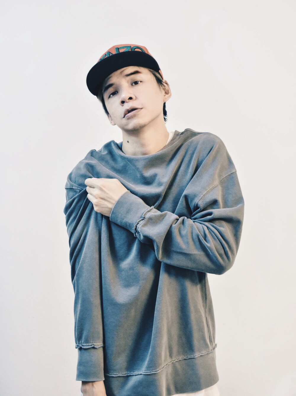 「dannyone、spring、malaysia」｜「H&Mのアイテム（カーディガン/ボレロ、グレー系）」を使った、DannyOne 溫力銘さん（メンズ・172cm）の春コーディネートの1枚目の写真