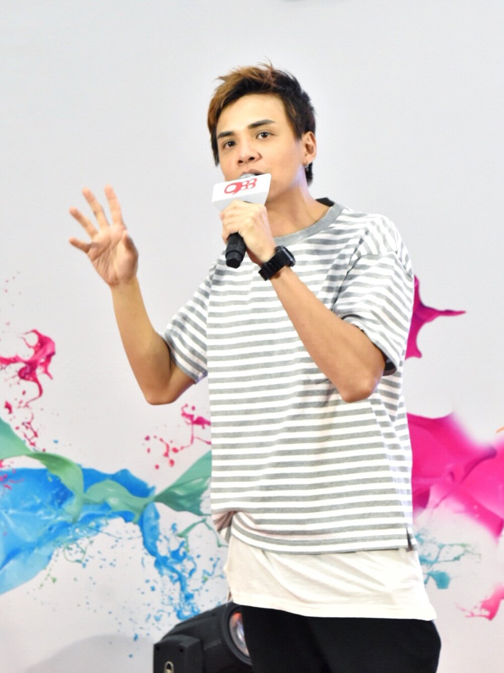 「Sunmer、ootd、dannyone」｜「UNIQLOのMEN ビッグシルエットボーダーT（半袖）（Tシャツ/カットソー、グレー系）」を使った、DannyOne 溫力銘さん（メンズ・172cm）の夏コーディネートの1枚目の写真