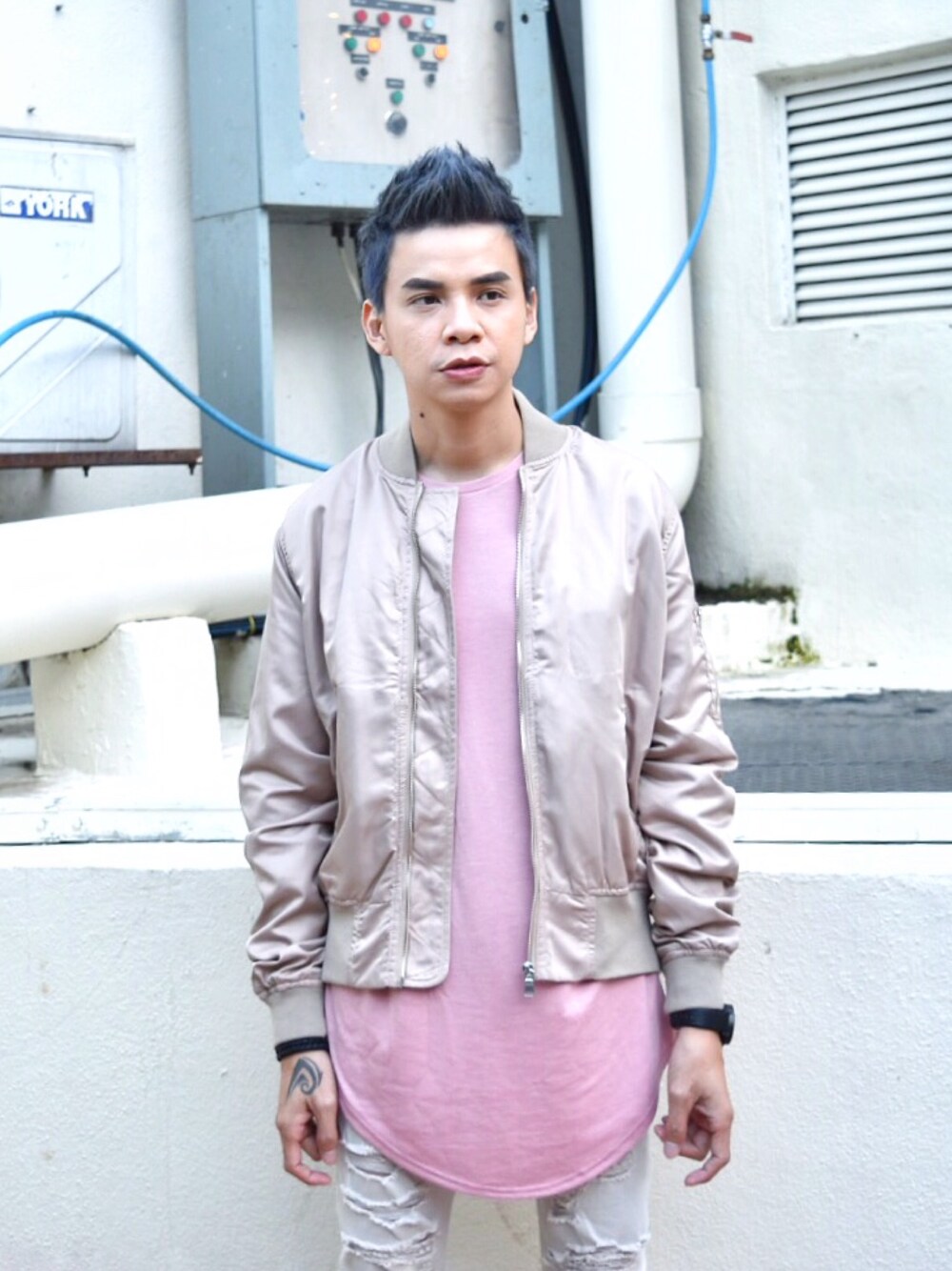 「TOPMAN、ootd、outfit、casual、dannyone」｜「TOPMANのアイテム（Tシャツ/カットソー、ピンク系）」を使った、DannyOne 溫力銘さん（メンズ・172cm）の秋コーディネートの1枚目の写真