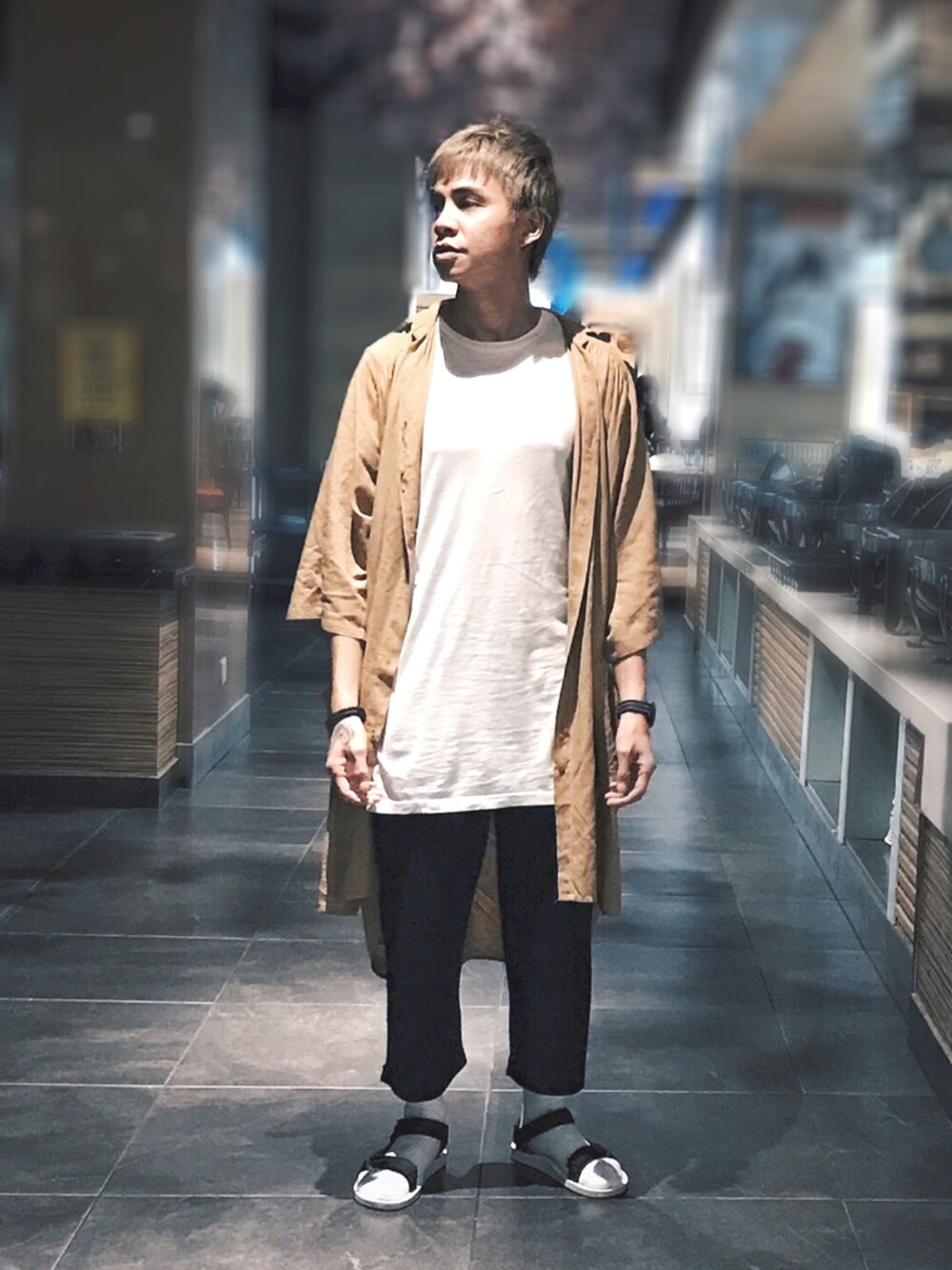 「ootd、dannyone、malaysia、casual」｜「H&Mのアイテム（Tシャツ/カットソー、ホワイト系）」を使った、DannyOne 溫力銘さん（メンズ・172cm）の秋コーディネートの1枚目の写真
