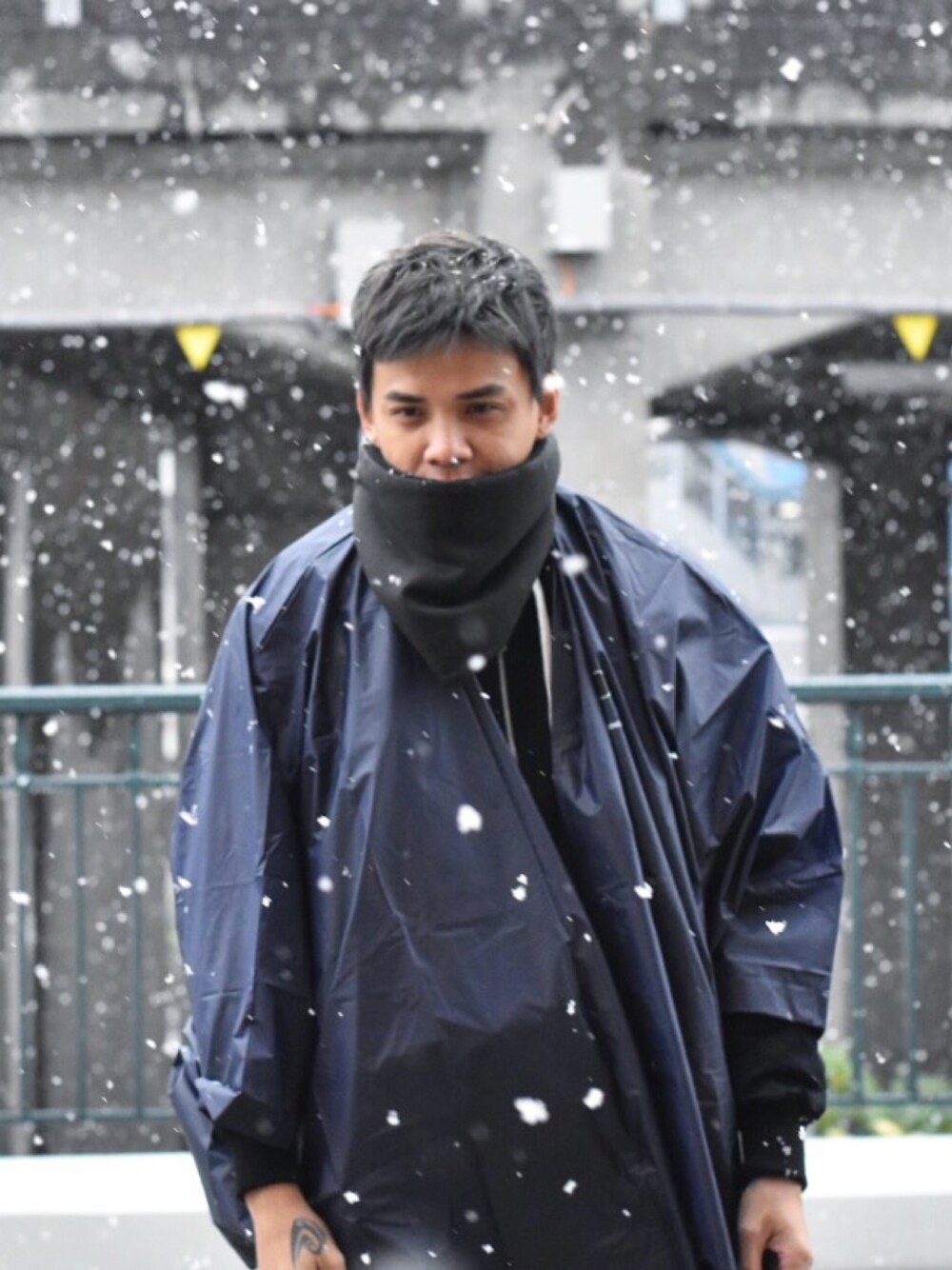 「ootd、dannyone、Japan、snow、Disneyland」｜「Disneyのアイテム（その他アウター、ブルー系）」を使った、DannyOne 溫力銘さん（メンズ・172cm）の冬コーディネートの1枚目の写真