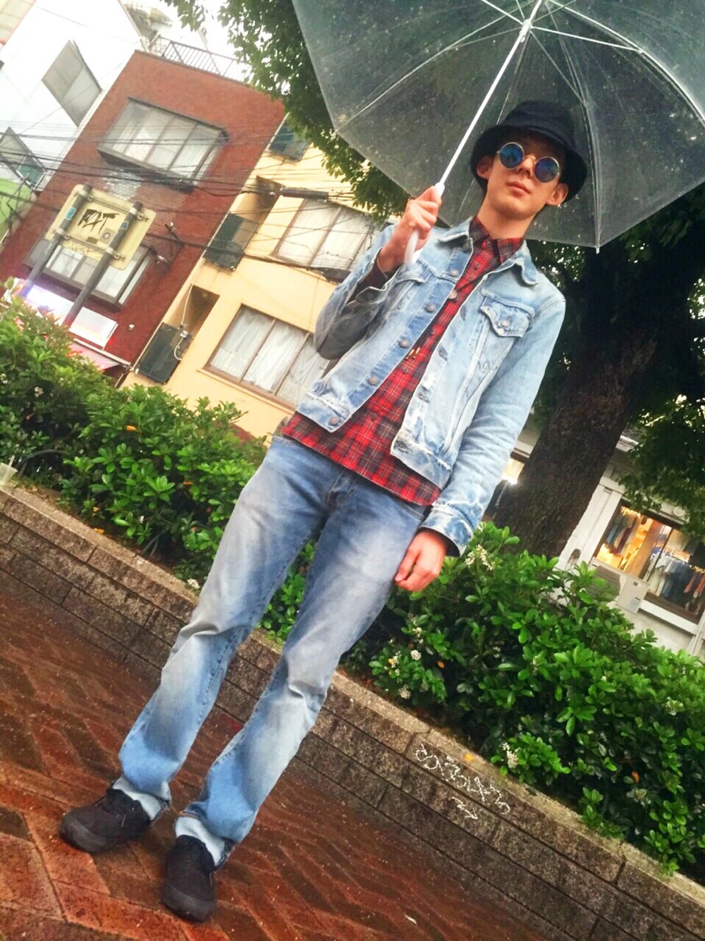 「雨、台風、京都」｜「Supreme のアイテム（帽子、ブラック系）」を使った、Tsubasaさん（メンズ・175cm）の春コーディネートの1枚目の写真