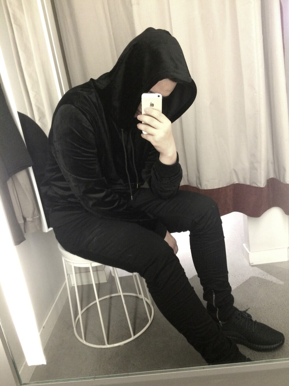 「yeezy、yeezyboost、黒、black、ブラック、オールブラック、アディダス、ベロア、パーカー、ストリート」｜「adidas Originalsのアイテム（スニーカー、ブラック系）」を使った、KiNさん（メンズ・173cm）の春コーディネートの1枚目の写真