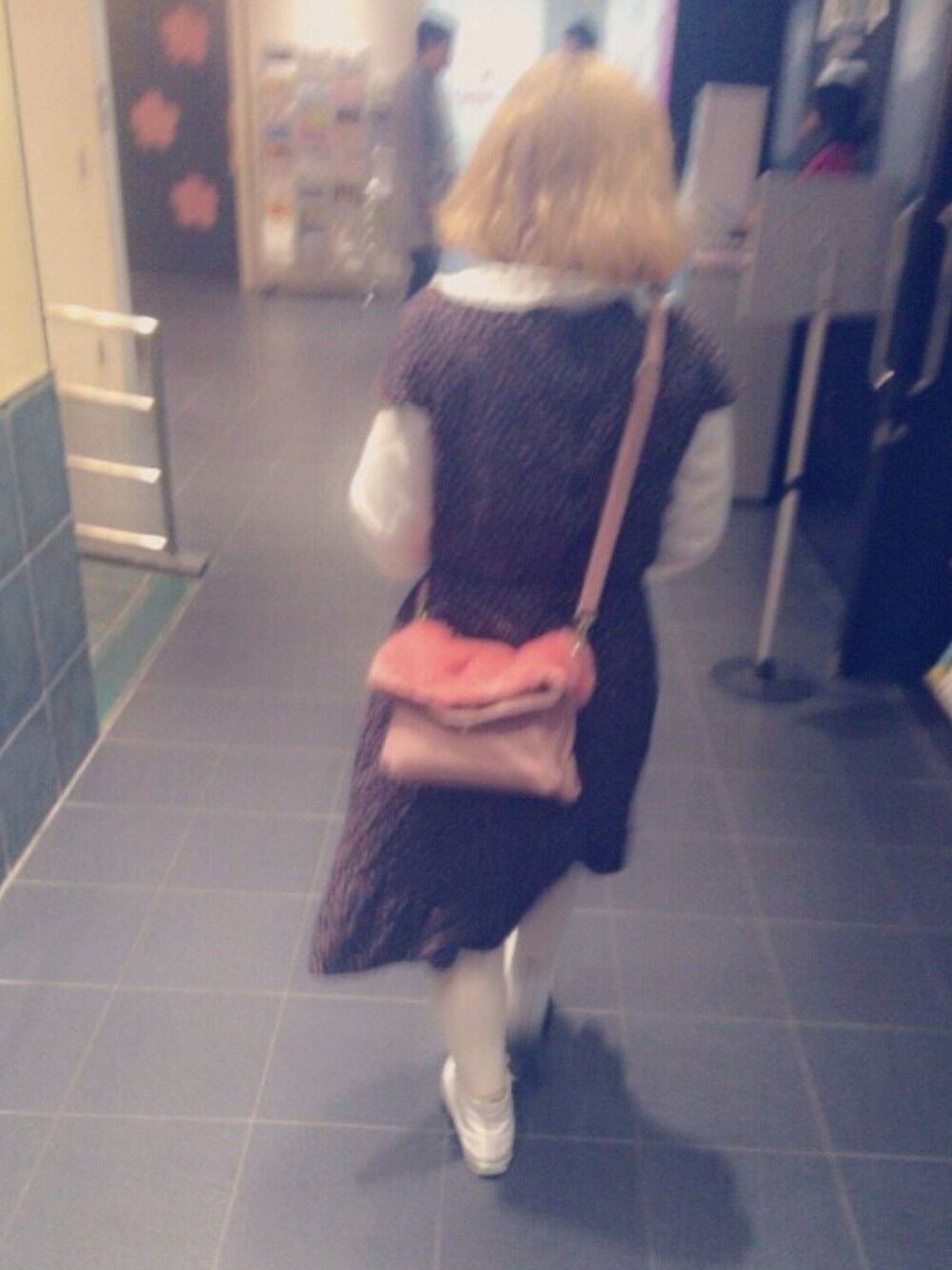 ホワイト系のスニーカー、ブラック系のワンピース、その他のその他を着用したレディースの冬コーディネートの1枚目の写真