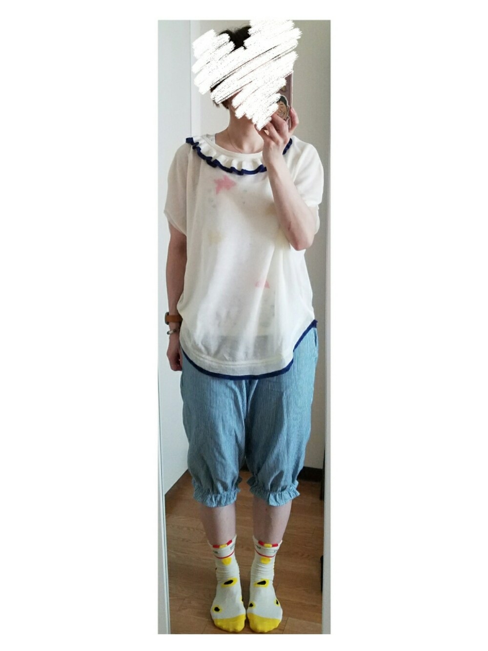 ホワイト系のニット/セーター、ブルー系のタンクトップ、ブルー系のパンツを着用したレディースの夏コーディネートの1枚目の写真