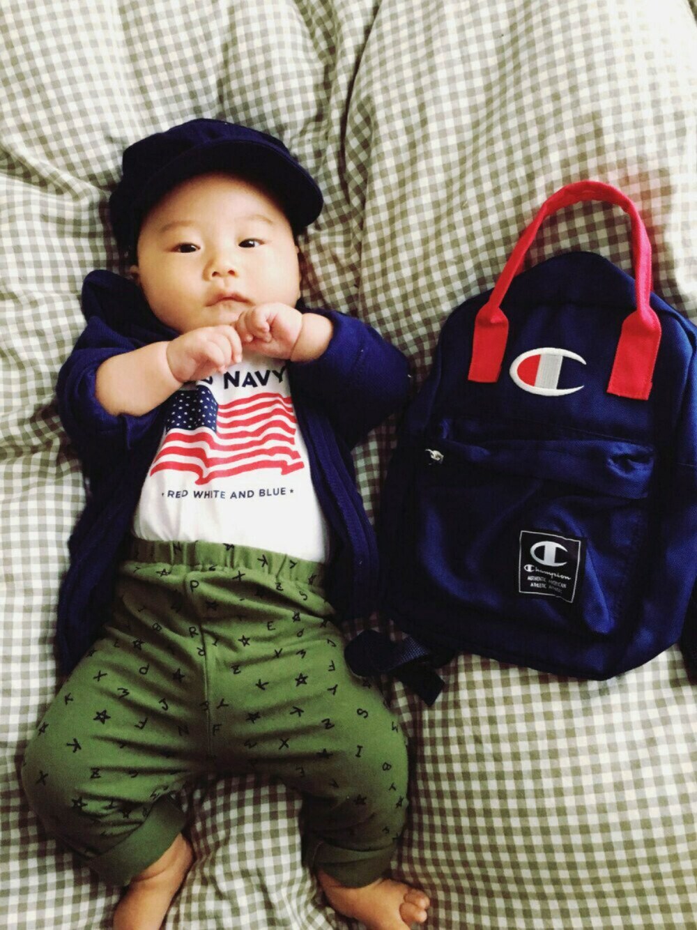 ブルー系のパーカー、ホワイト系のTシャツ/カットソー、ブルー系のバックパック/リュックを着用したキッズの秋コーディネートの1枚目の写真