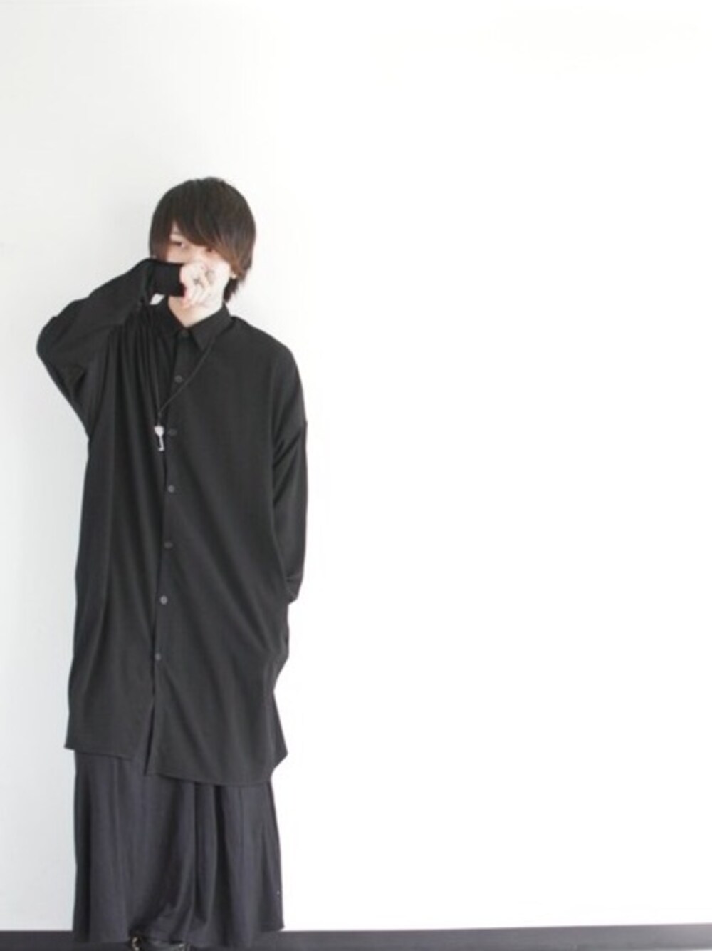 「モード、monomania、GU、スカート、ブラック、ブラックコーデ、オールブラック」｜「monomaniaのアイテム（シャツ/ブラウス、ブラック系）」を使った、のりぴーさん（メンズ・170cm）の秋コーディネートの1枚目の写真