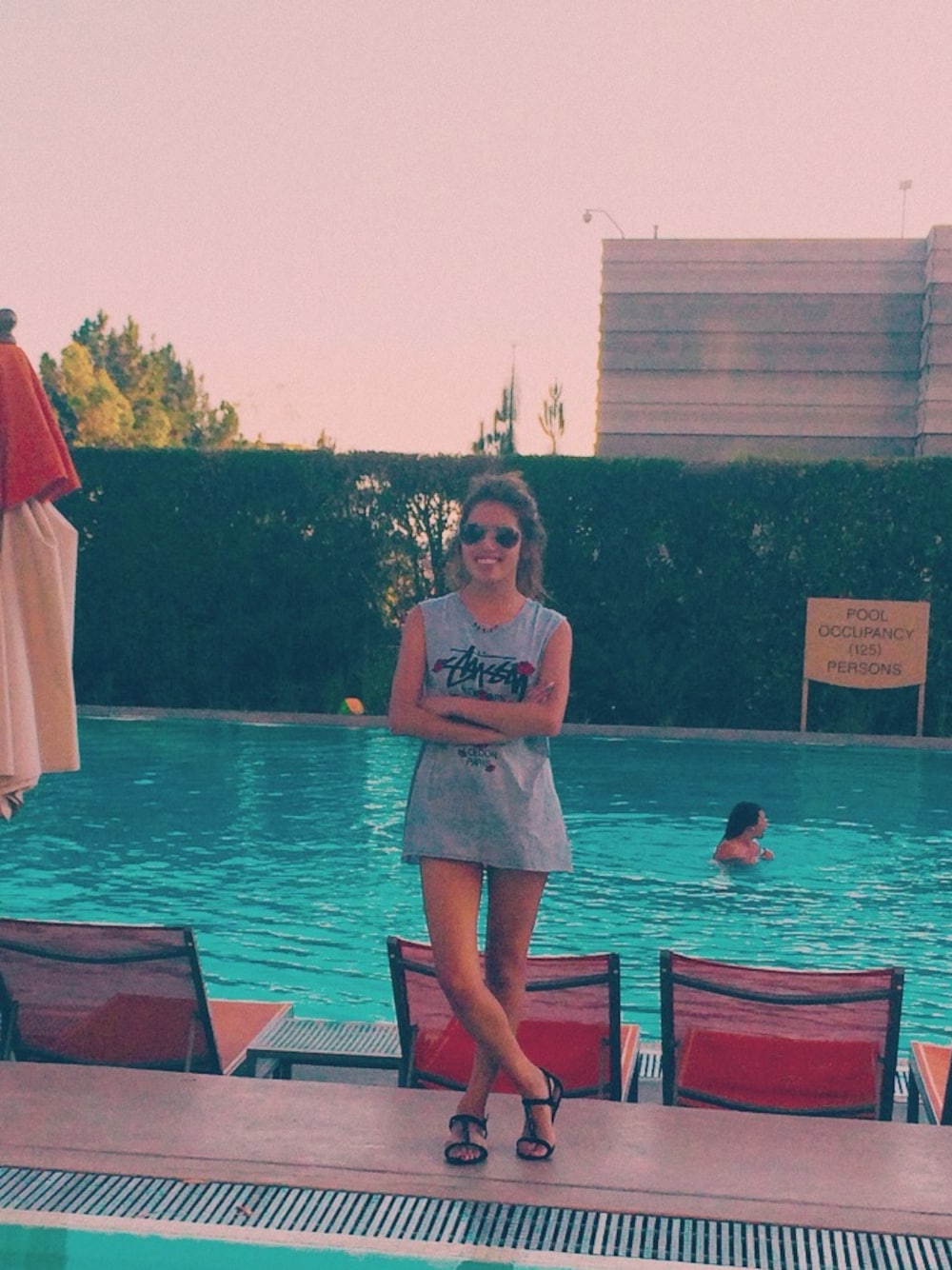 「POOL SIDE、stussy、FOREVER 21」｜「Stussy Womenのアイテム（Tシャツ/カットソー、グレー系）」を使った、shihoxさん（レディース・155cm）の夏コーディネートの1枚目の写真