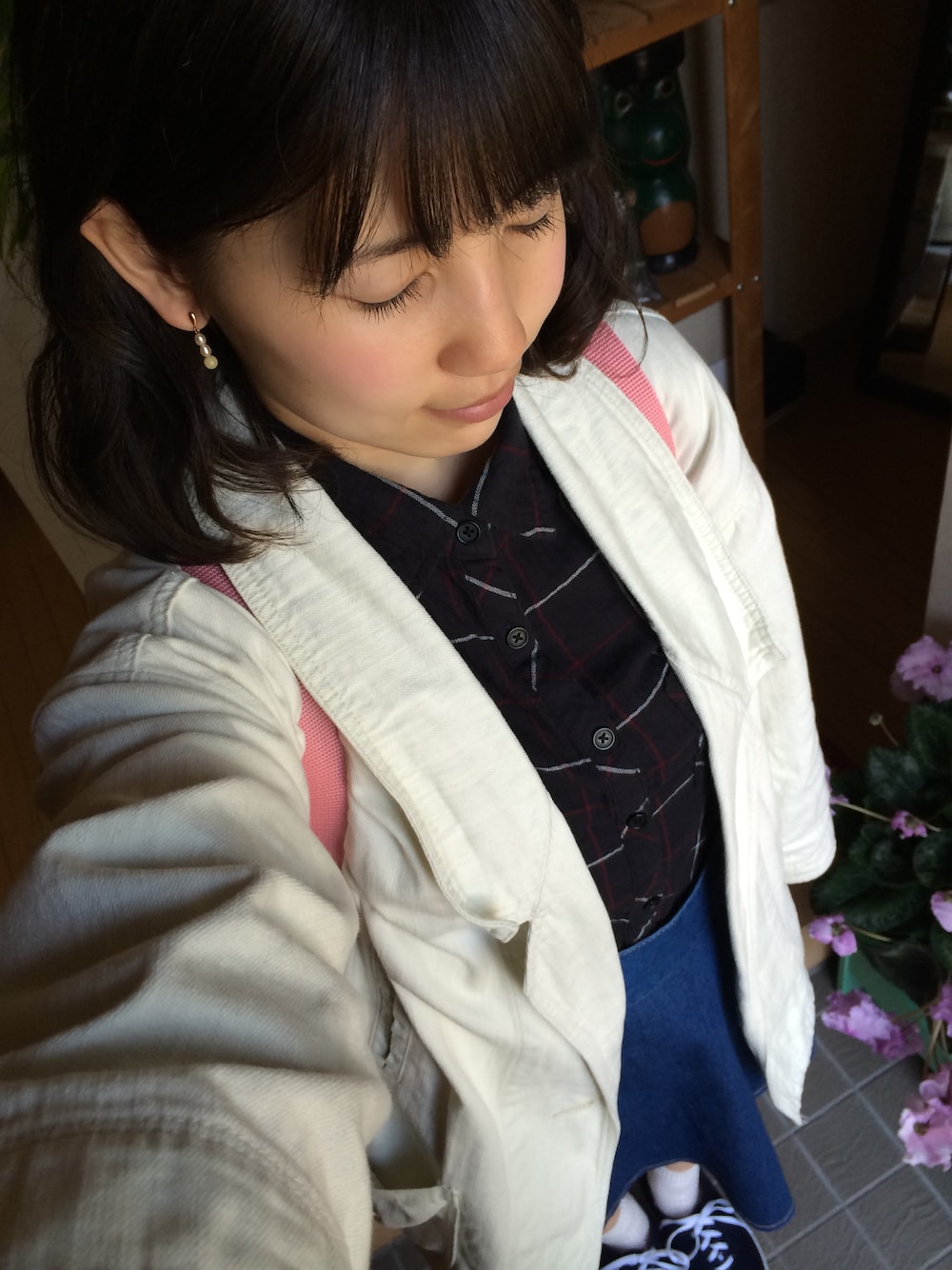 ホワイト系のその他アウター、ブルー系のデニムスカート、ブラック系のシャツ/ブラウスを着用したレディースの春コーディネートの1枚目の写真