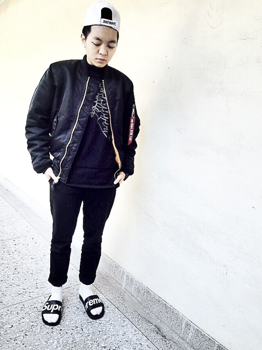 「期末前人生是黑白肝也是黑白、黑白配、instergram:edward8477」｜「Supreme のアイテム（その他シューズ、ブラック系）」を使った、EDさん（メンズ・165cm）の冬コーディネートの1枚目の写真