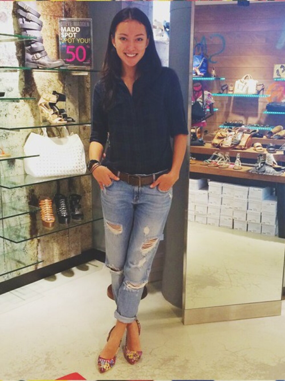 「Boyfriend Jeans、flannel、STEVE MADDEN、nomakeup、menswear、hanli」｜「New lookのアイテム（シャツ/ブラウス、グリーン系）」を使った、Hanli Hoeferさん（レディース・174cm）の秋コーディネートの1枚目の写真