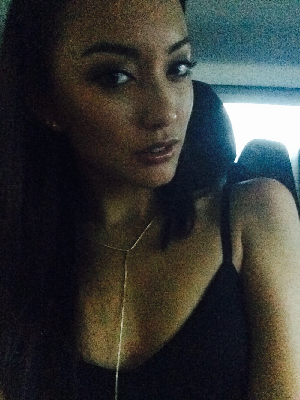 「body chain、body jewlery」｜「lovisaのアイテム（ネックレス、ゴールド系）」を使った、Hanli Hoeferさん（レディース・174cm）の秋コーディネートの1枚目の写真