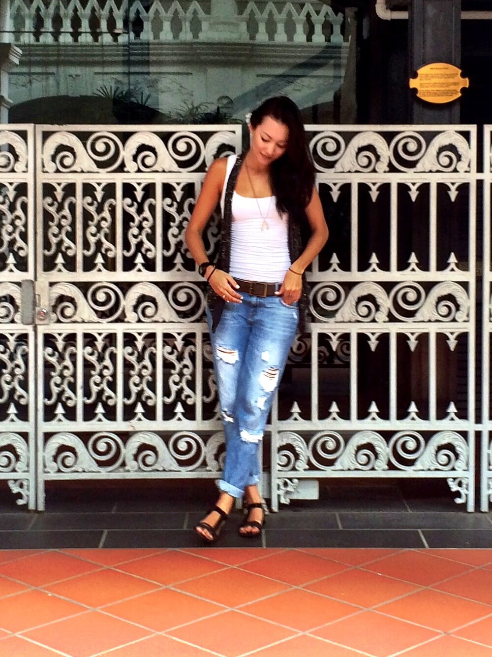 「Boyfriend Jeans」｜「TOPSHOPのアイテム（デニムパンツ、ブルー系）」を使った、Hanli Hoeferさん（レディース・174cm）の秋コーディネートの1枚目の写真
