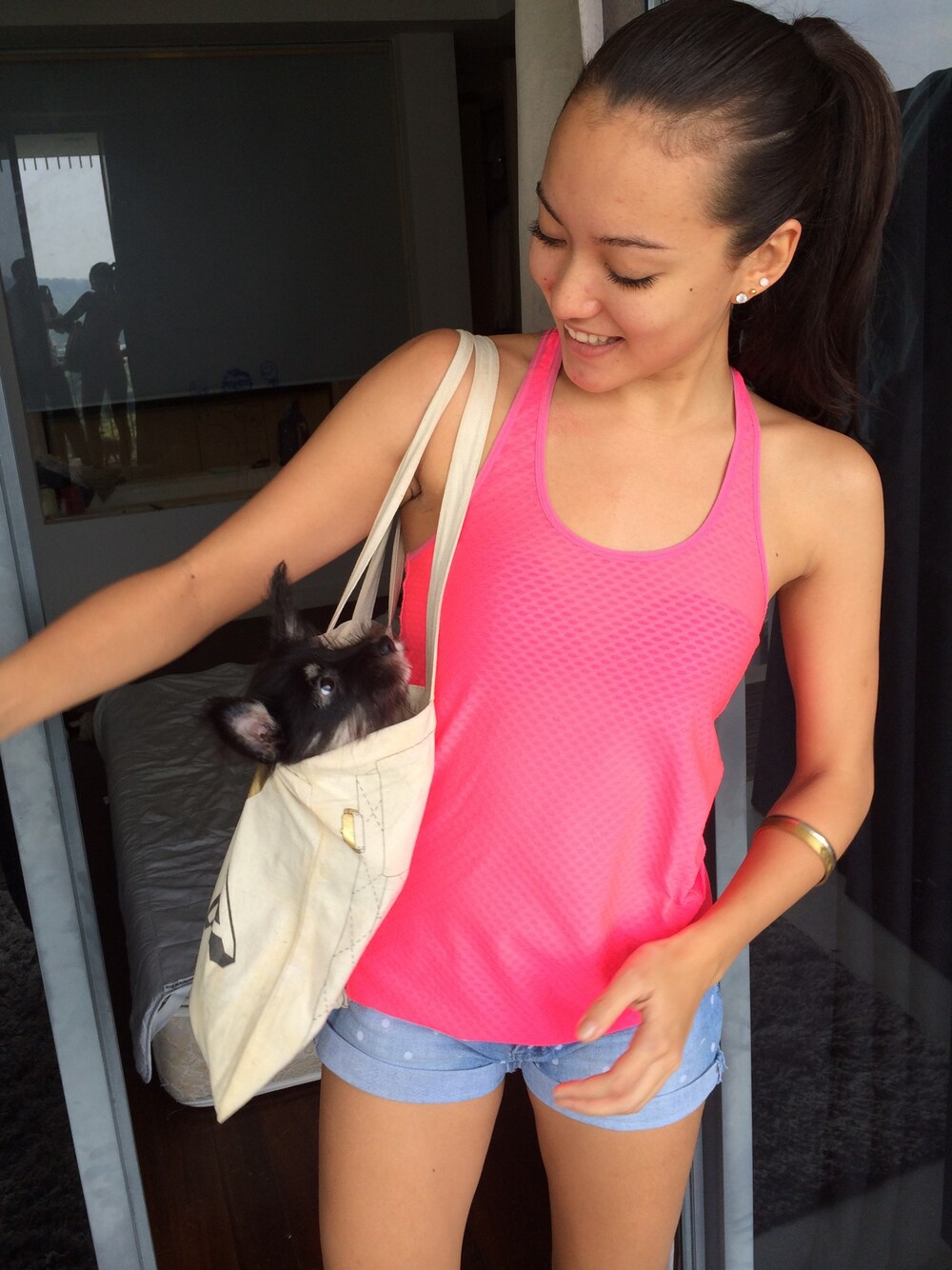 「puppy、sporty、sport style、H&M、cotton on」｜「h&m sportのアイテム（タンクトップ、ピンク系）」を使った、Hanli Hoeferさん（レディース・174cm）の秋コーディネートの1枚目の写真
