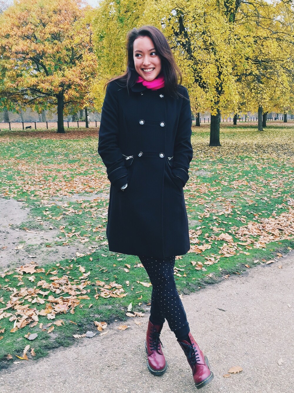 「LONDON、winter wear、cold clothes」｜「Miss Selfridgeのアイテム（ダウンジャケット/コート、ブラック系）」を使った、Hanli Hoeferさん（レディース・174cm）の秋コーディネートの1枚目の写真