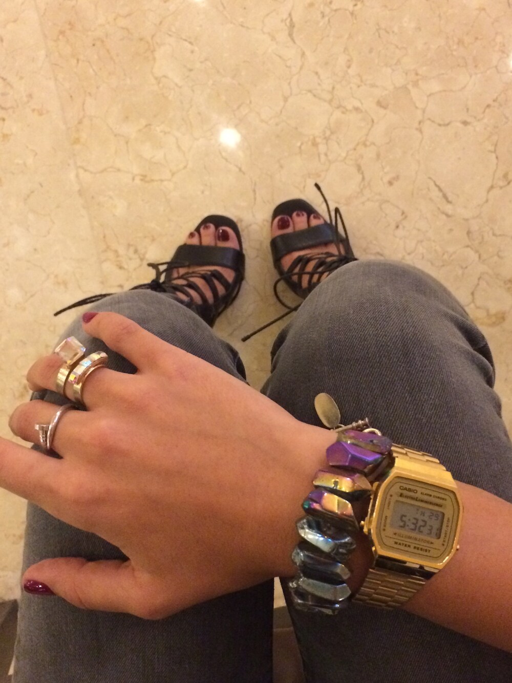「wristwatch、bracelet、wristswag、CASIO、laceup、laceupheels」｜「ZARAのアイテム（パンプス、ブラック系）」を使った、Hanli Hoeferさん（レディース・174cm）の冬コーディネートの1枚目の写真