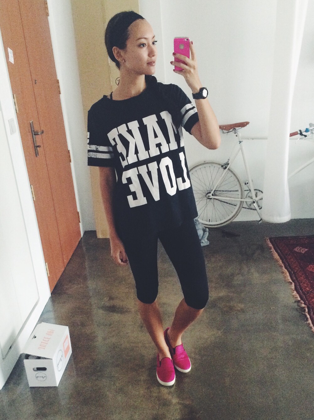 「LOVE、make love、pink、pony hair、ponyhair、healthgoth、health goth」｜「STEVE MADDENのアイテム（スニーカー、ピンク系）」を使った、Hanli Hoeferさん（レディース・174cm）の冬コーディネートの1枚目の写真