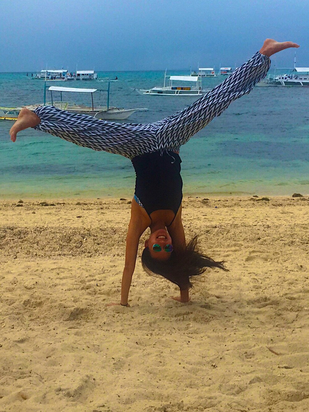 「cartwheel、beach、beachwear、holiday、beachholiday、sunshine」｜「baliのアイテム（その他パンツ、グレー系）」を使った、Hanli Hoeferさん（レディース・174cm）の春コーディネートの1枚目の写真