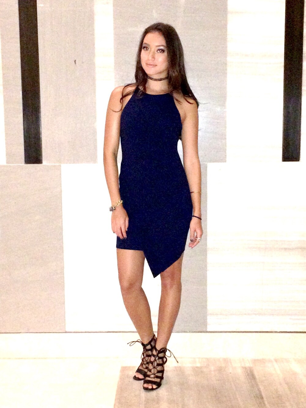 「River Island、strappy、heels」｜「RIVER ISLANDのアイテム（ワンピース、ブルー系）」を使った、Hanli Hoeferさん（レディース・174cm）の春コーディネートの1枚目の写真