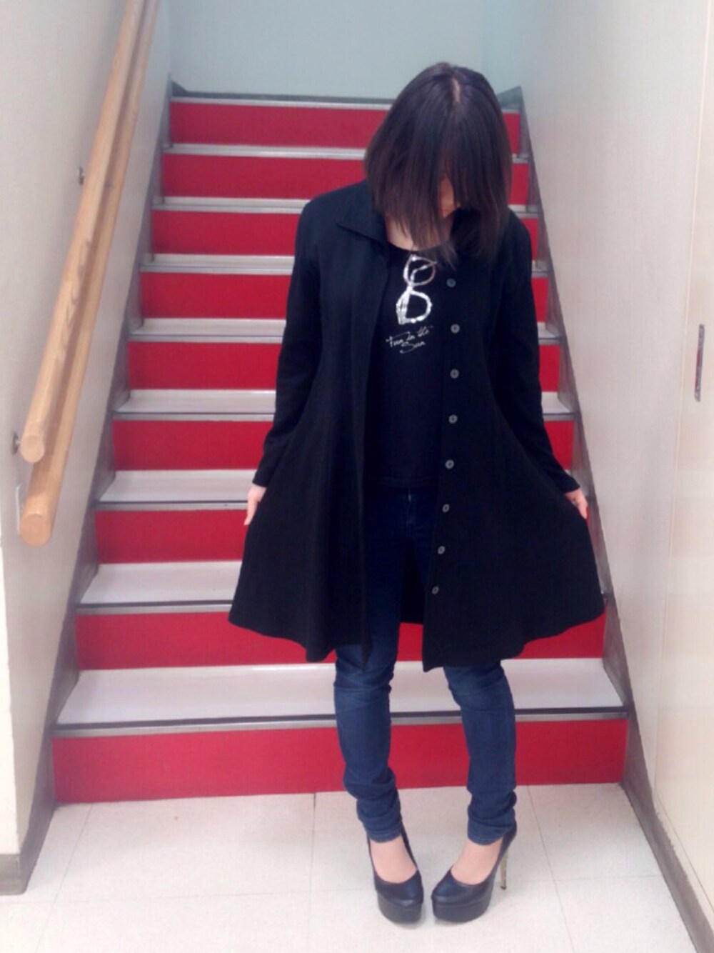 「no brandのアイテム（Tシャツ/カットソー、ブラック系）」を使った、らこちゃんさん（レディース・156cm）の冬コーディネートの1枚目の写真