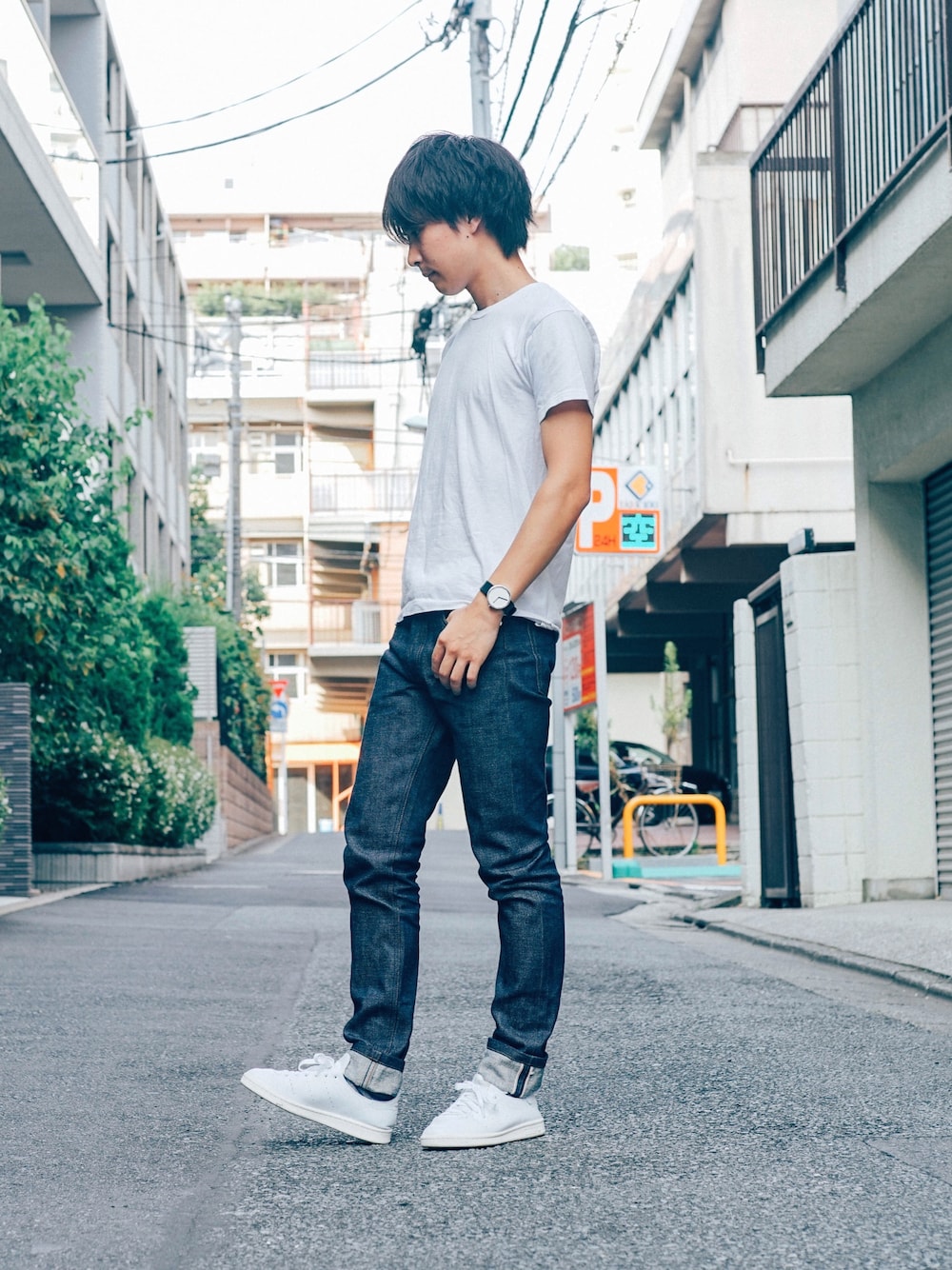 「白Tシャツ、スタンスミス、ホワイト」｜「ISSEY MIYAKEの【ISSEY MIYAKKE】TWELVE SILAP002（アナログ腕時計、ブラック系）」を使った、堀口英剛@monographさん（メンズ・168cm）の夏コーディネートの1枚目の写真
